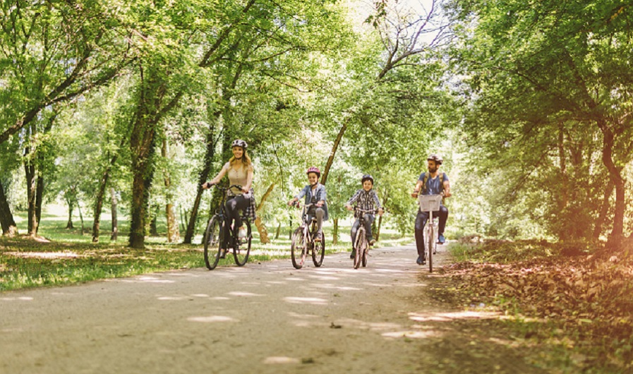 UTE trámites digitales - familia en bicicleta por el parque