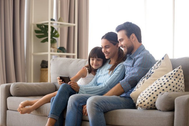 familia mirando el consumo en celular