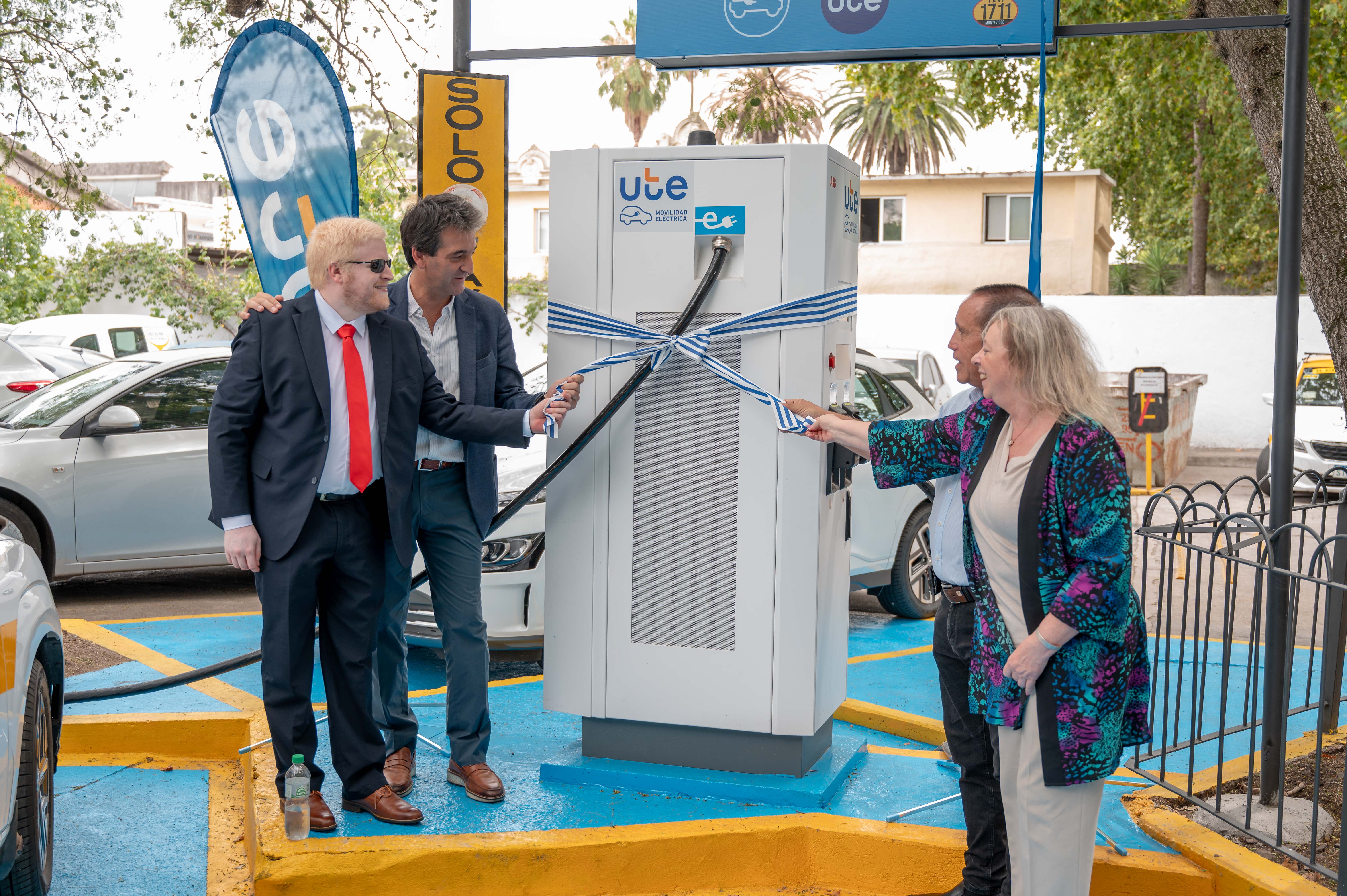 Un nuevo puesto de carga en la Gremial Única del Taxi marca el avance continuo de la Ruta Eléctrica de UTE