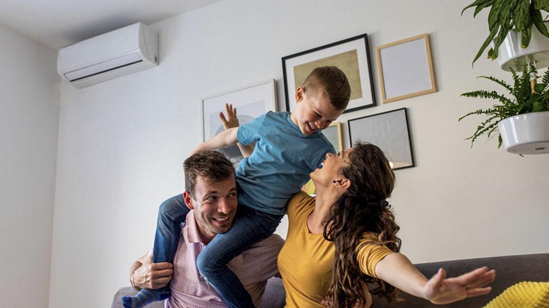 familia en un living con Aire acondicionado Tema: Cuota Fija