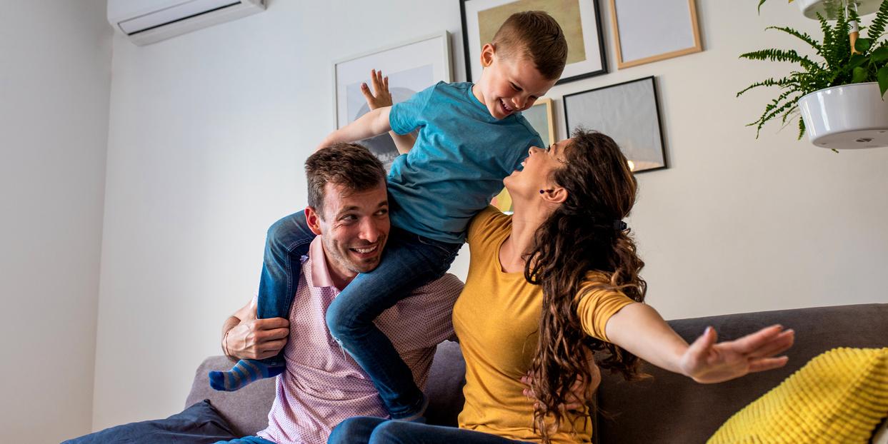 Familia en su hogar