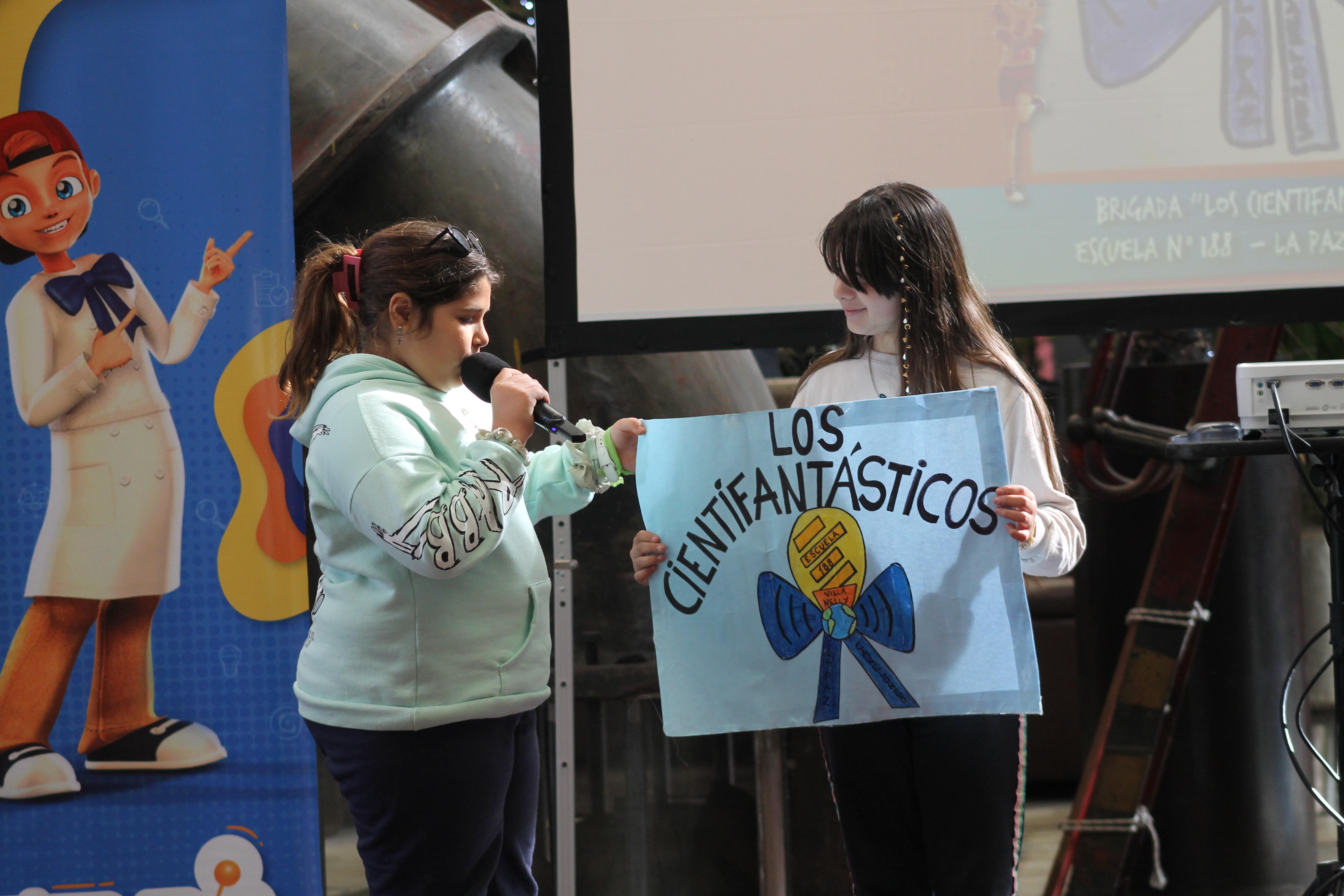 Jornada 2: los Cientifantásticos explicando el Logo