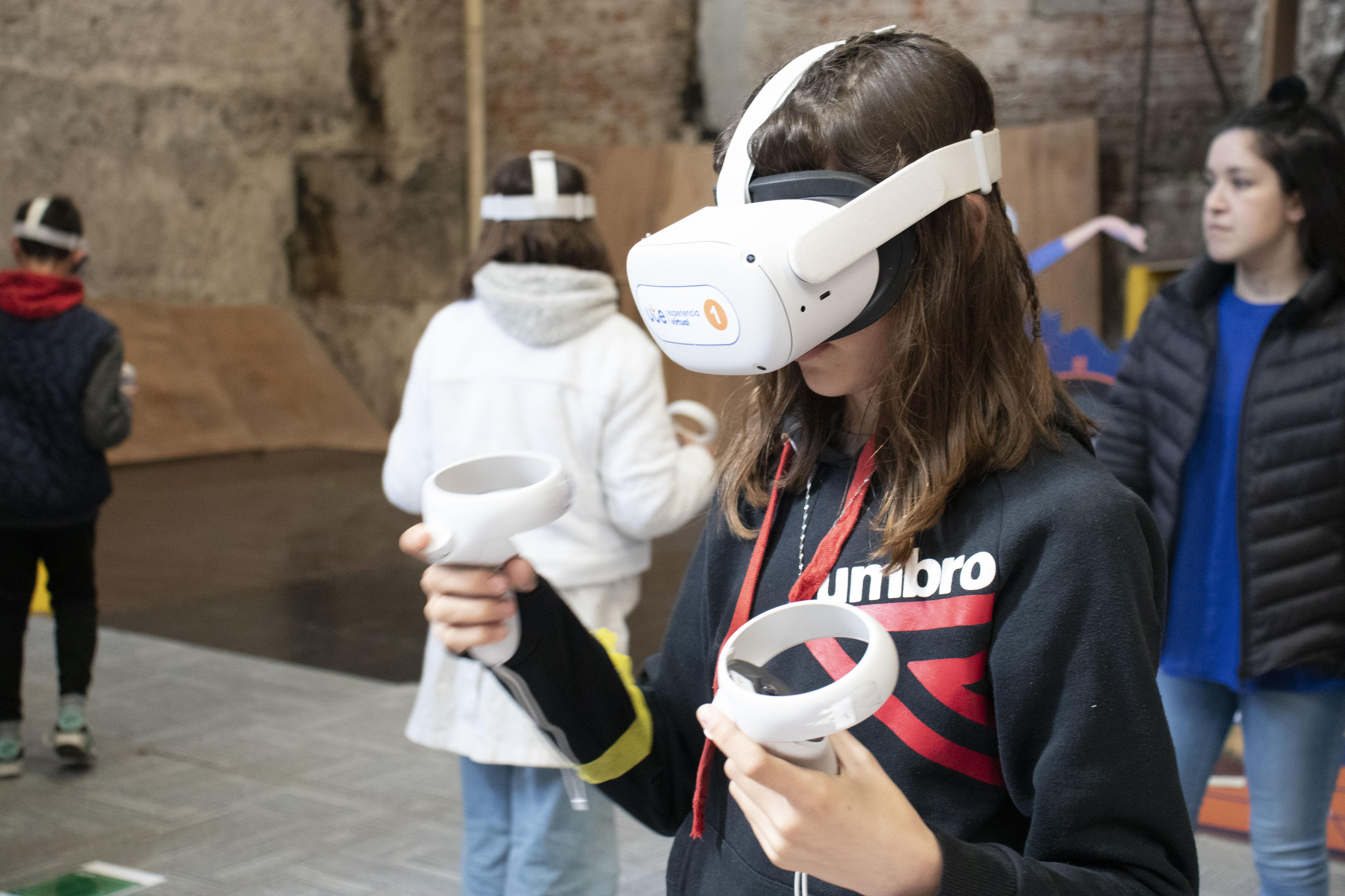 Jornada 2: Niña jugando con lentes de Realidad Virtual