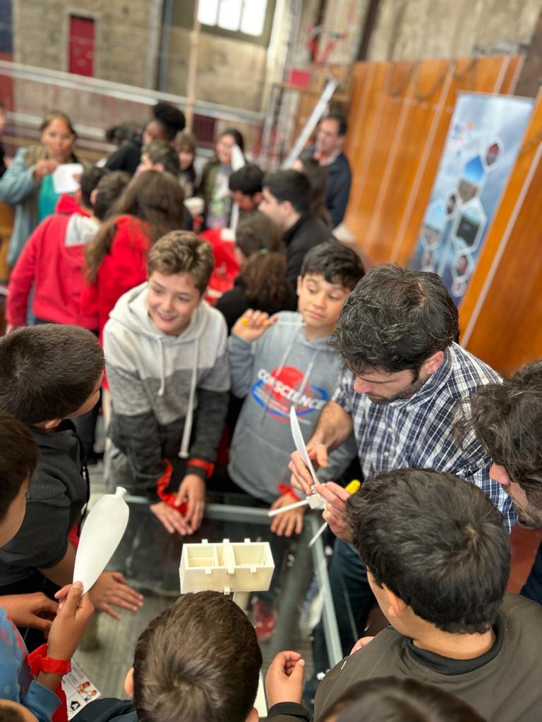 Jornada 1: Escolares participando del taller aerogeneradores