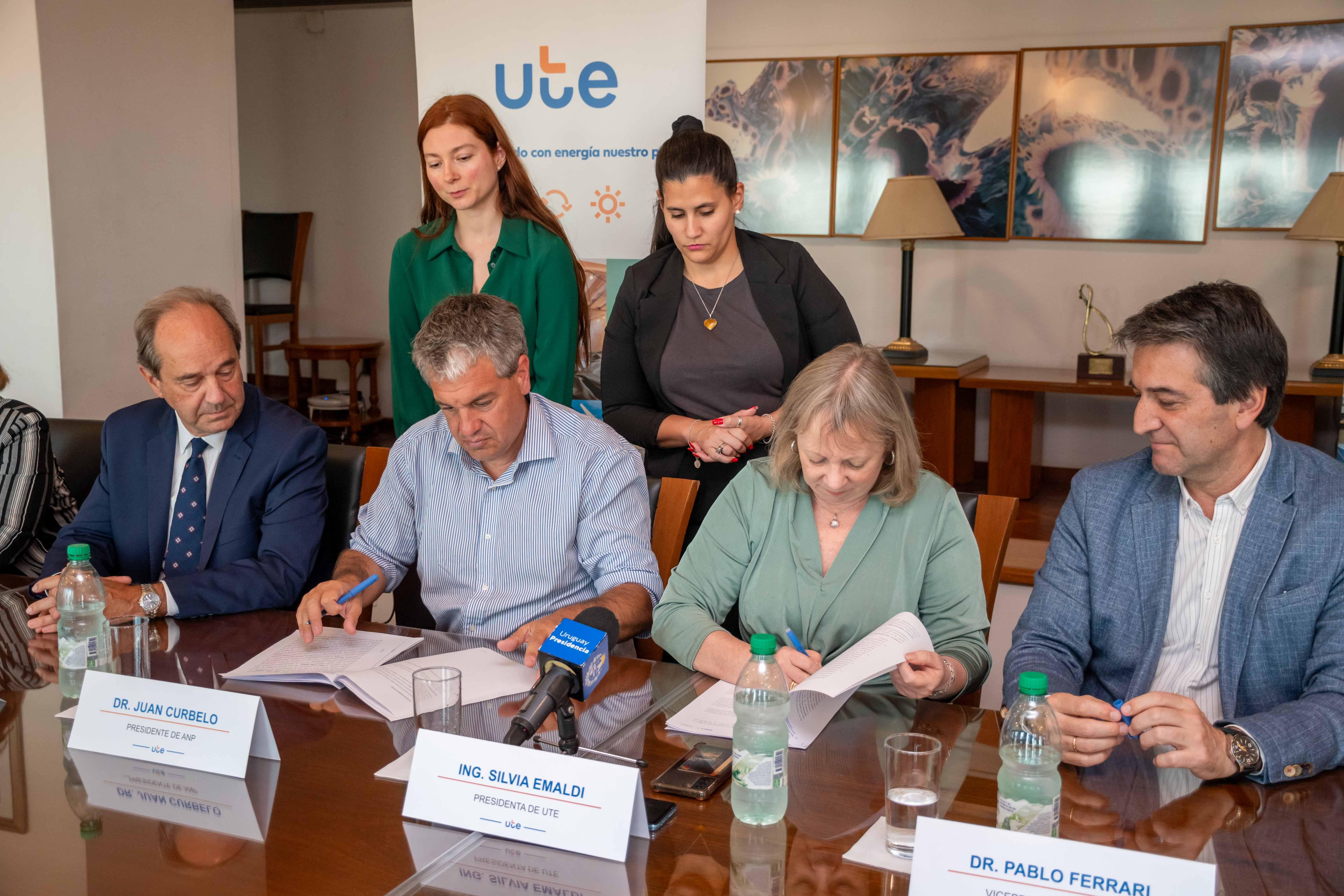 Firma de Convenio entre UTE y la Administración Nacional de Puertos sobre obras en el Puerto de Colonia