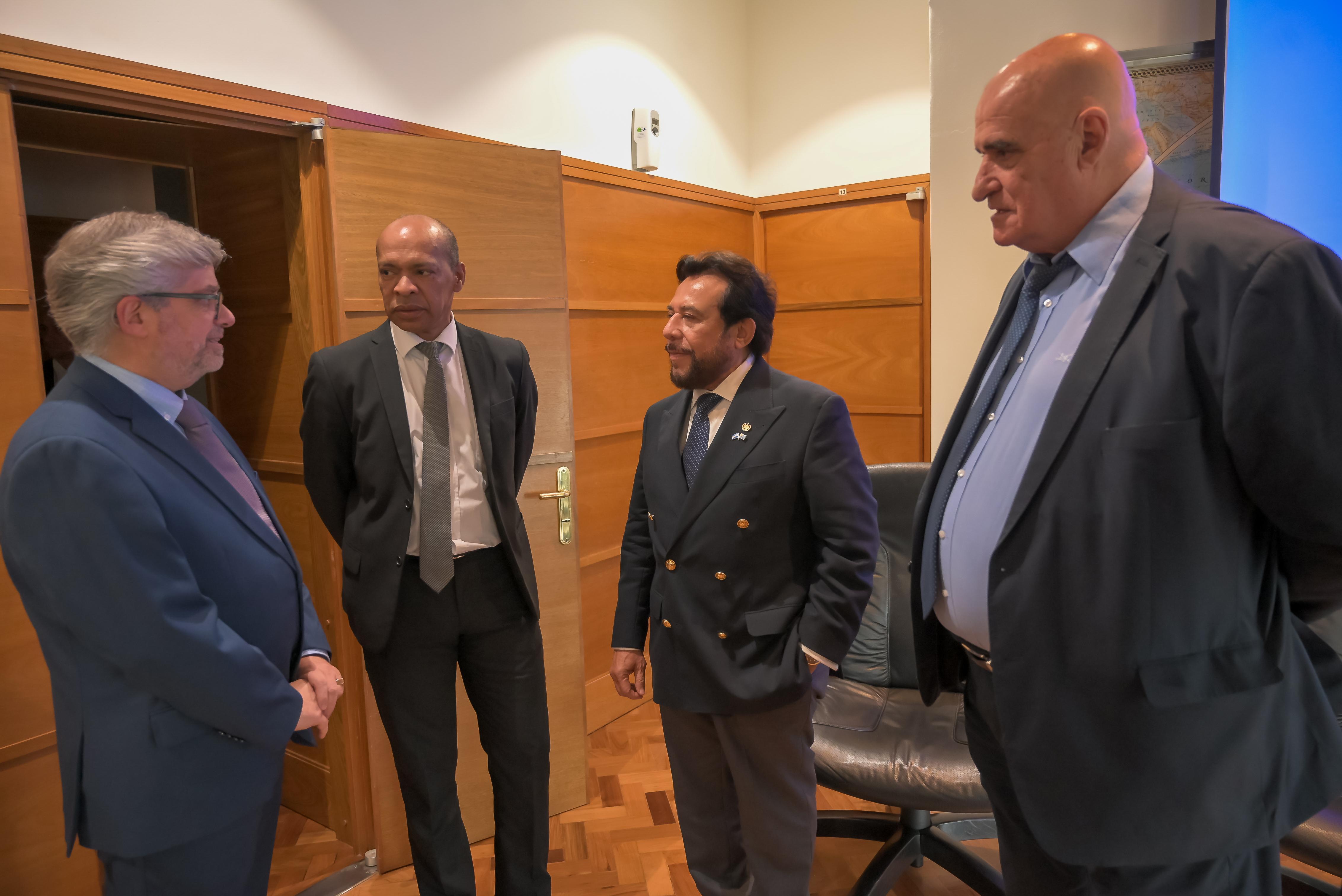 Vicepresidente de El Salvador destacó el avance de Uruguay en energías renovables y movilidad eléctrica