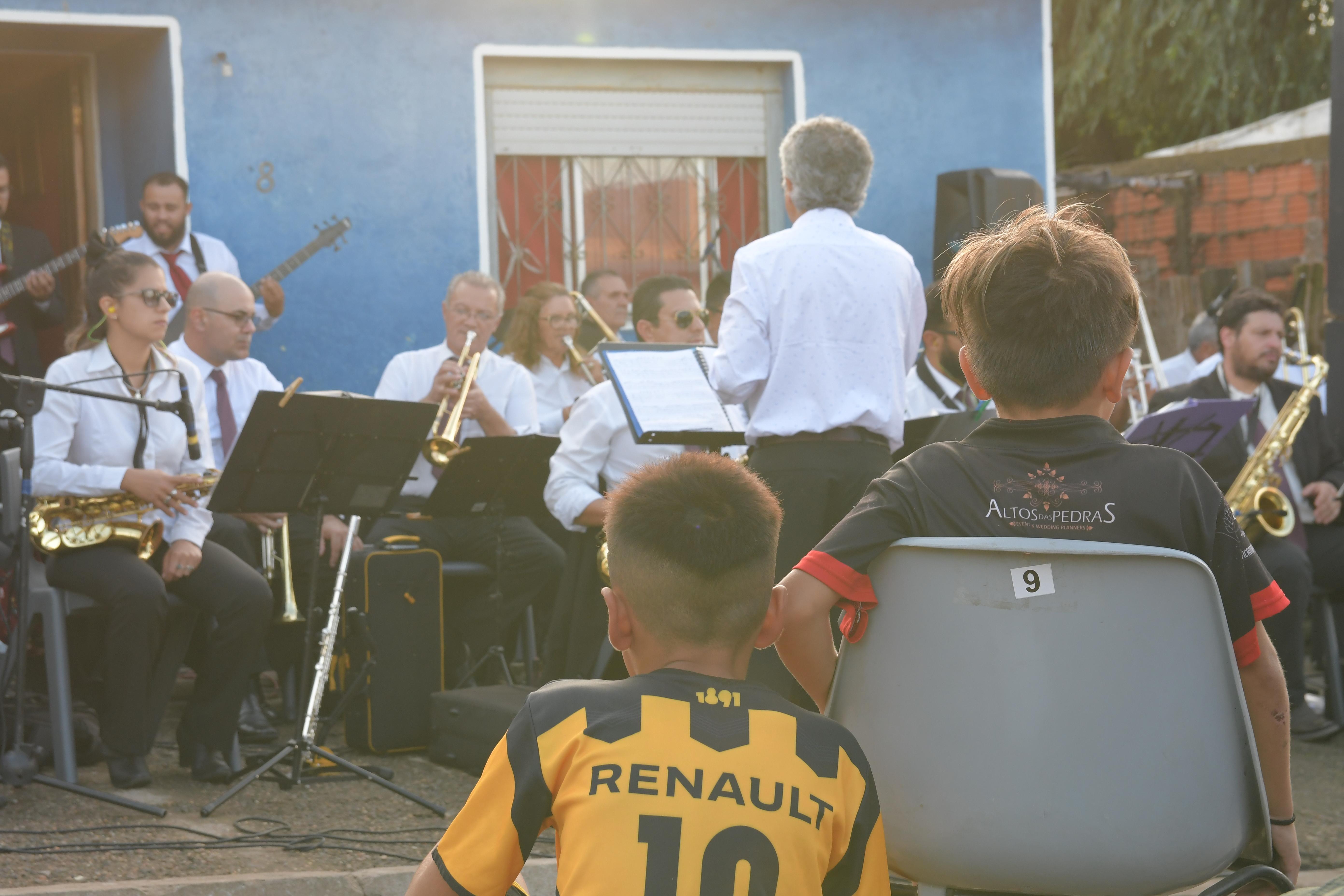 Niños disfrutando de la Banda Municipal de Artigas.