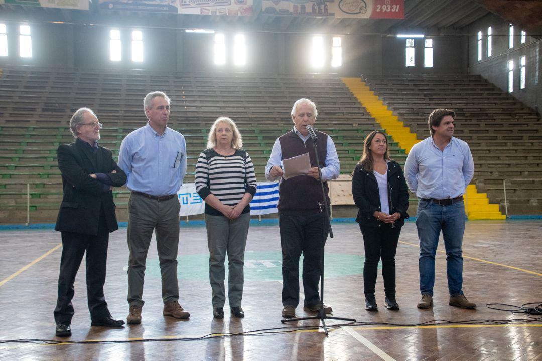 Presidenta de UTE Silvia Emaldi y directorio en pleno junto al gerente Ariel Ferragut.