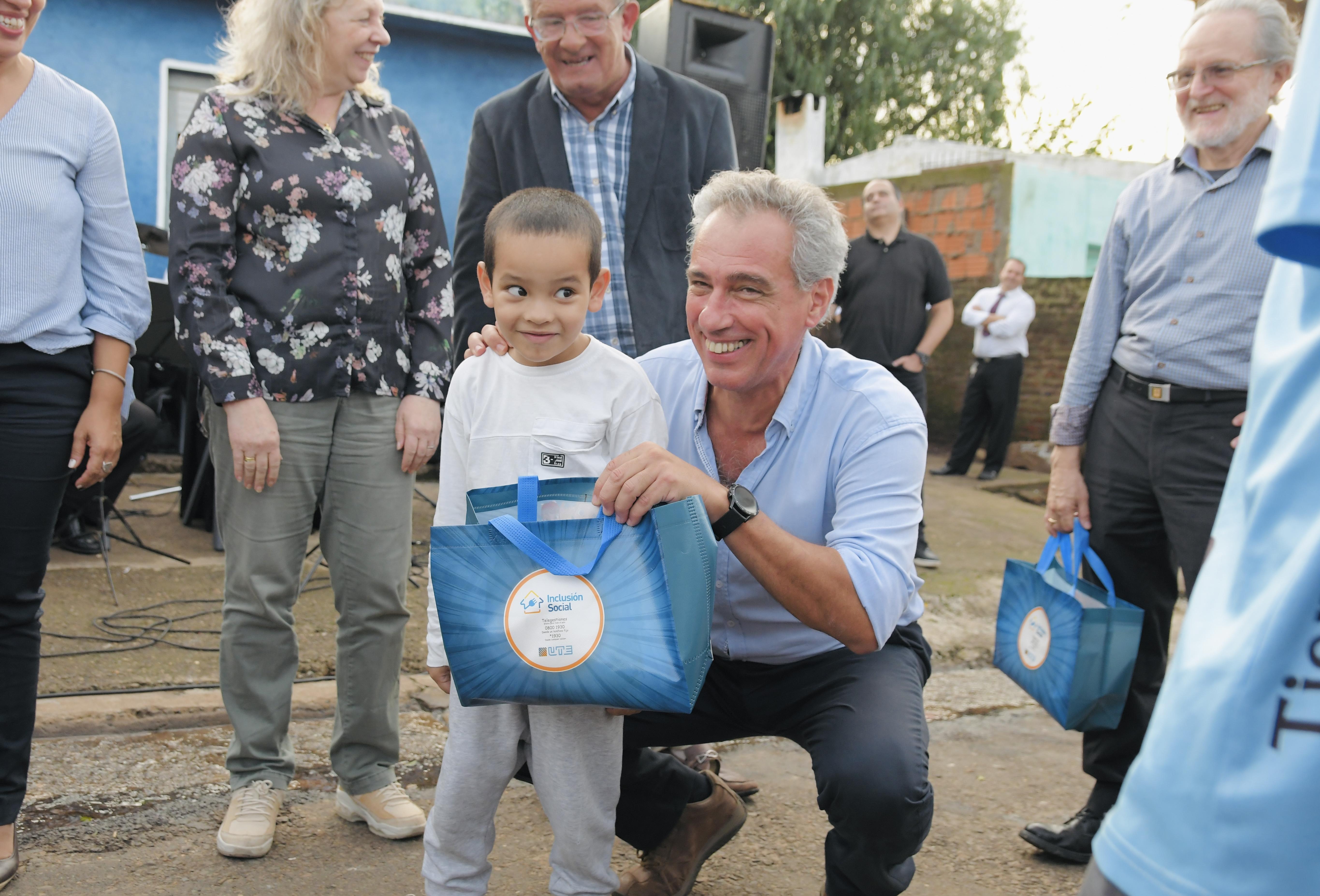 Vicepresidente Julio Luis Sanguinetti entregando un kit de Inclusión Social.