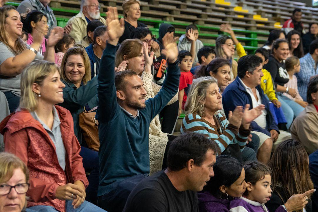 Vecinos del barrio La Esperanza-Patulé en el Estadio Bernasconi de Salto.