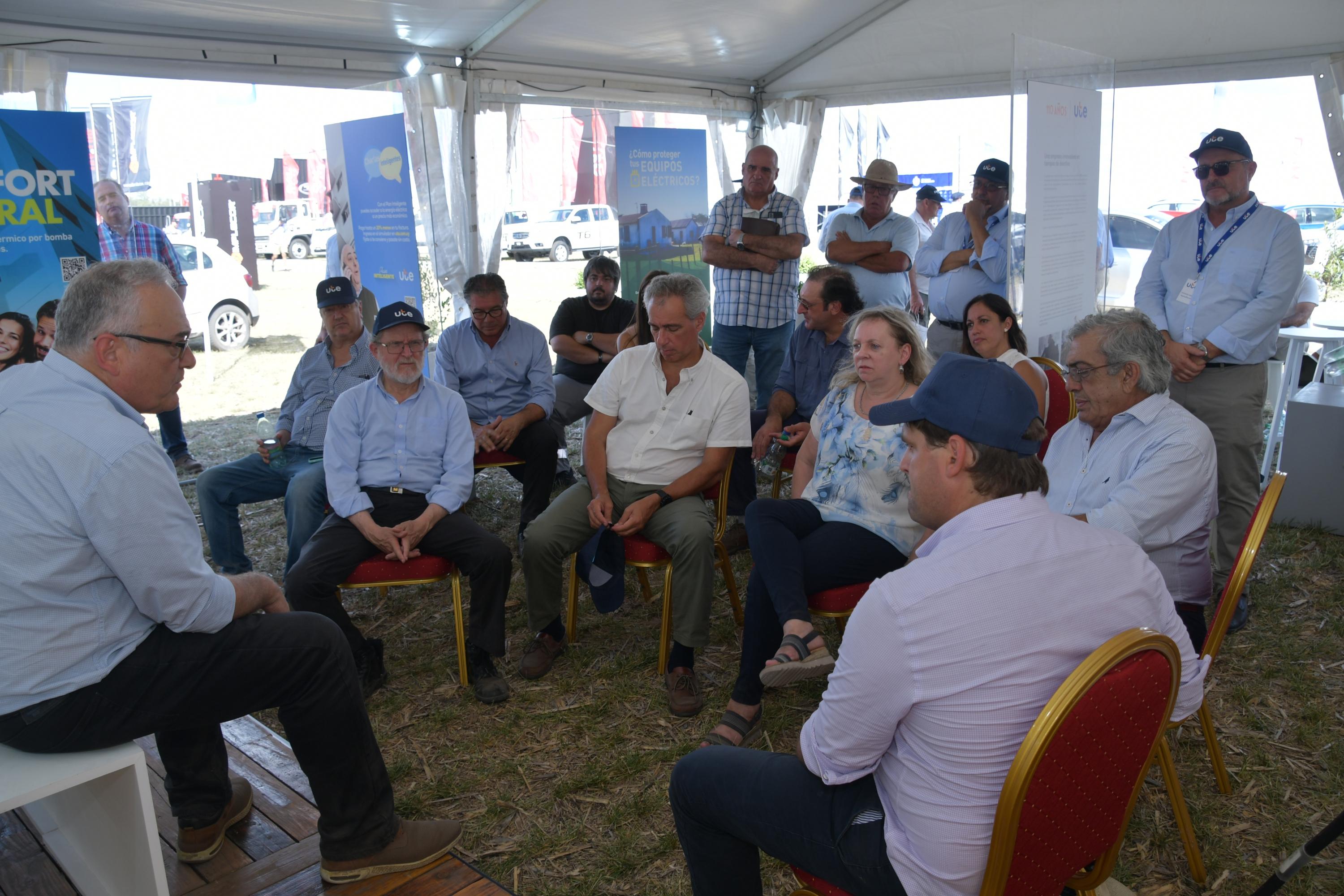 José Caram y Directorio de UTE durante la charla en el stand de UTE.