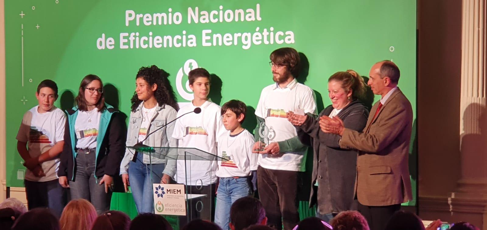 Categoría Educación, Subcategoría Liceos. El presidente de UTE entrega el premio al ganador: Liceo Juan Luis Perrou de Colonia del Sacramento.