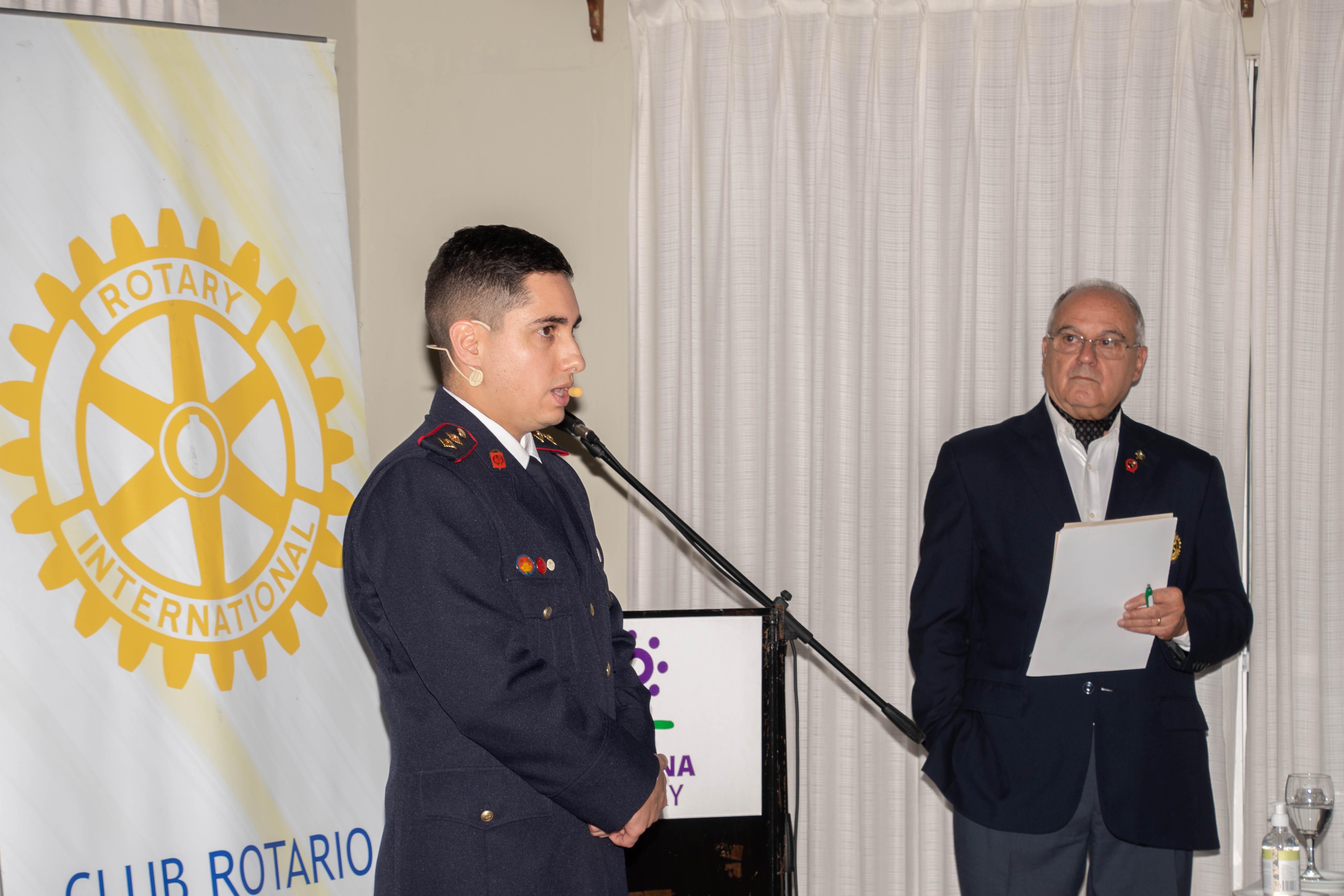 Especialista de la Dirección Nacional de Bomberos exponiendo