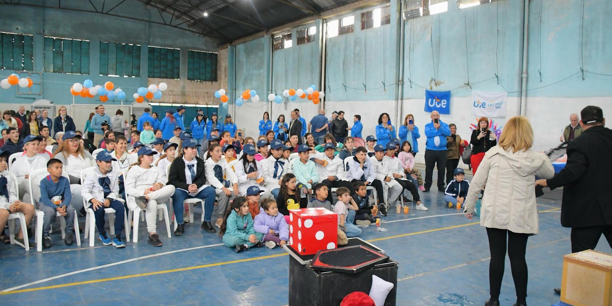 Inauguración de las obras de regularización del servicio eléctrico para 140 familias en el Barrio Cerro de la ciudad de Mercedes