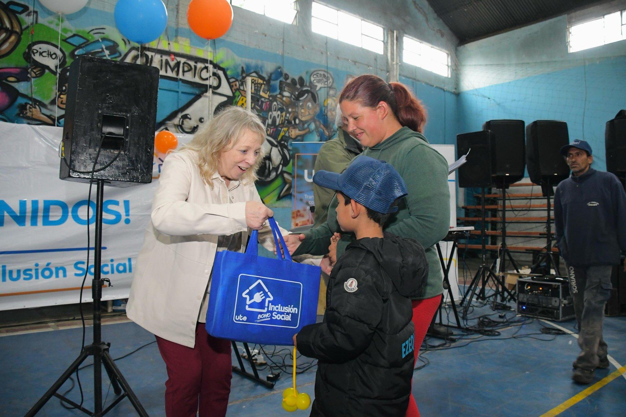 Inauguración de las obras de regularización del servicio eléctrico para 140 familias en el Barrio Cerro de la ciudad de Mercedes