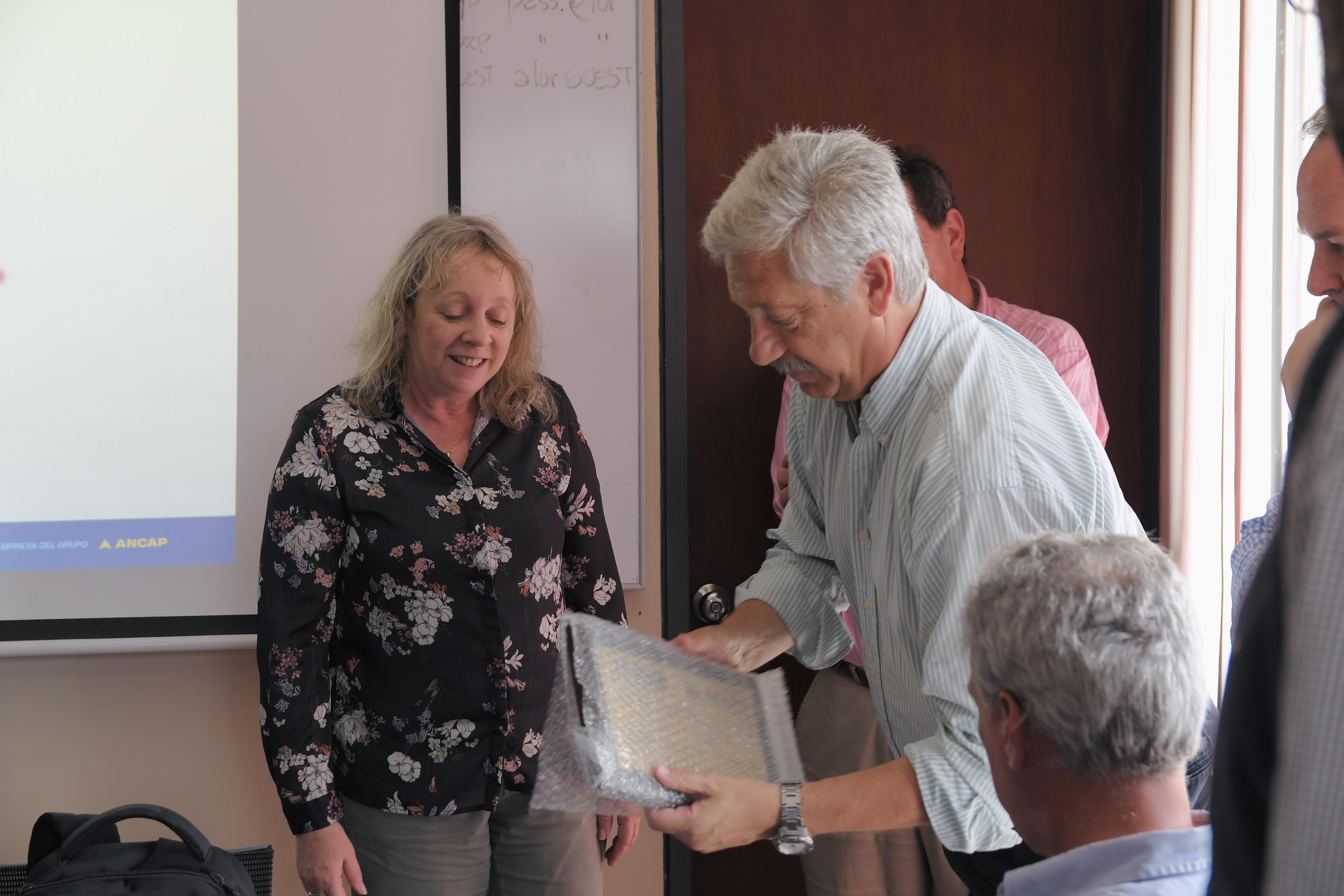 Presidenta Silvia Emaldi entrega una placa a Alfredo Fernández, presidente de ALUR.