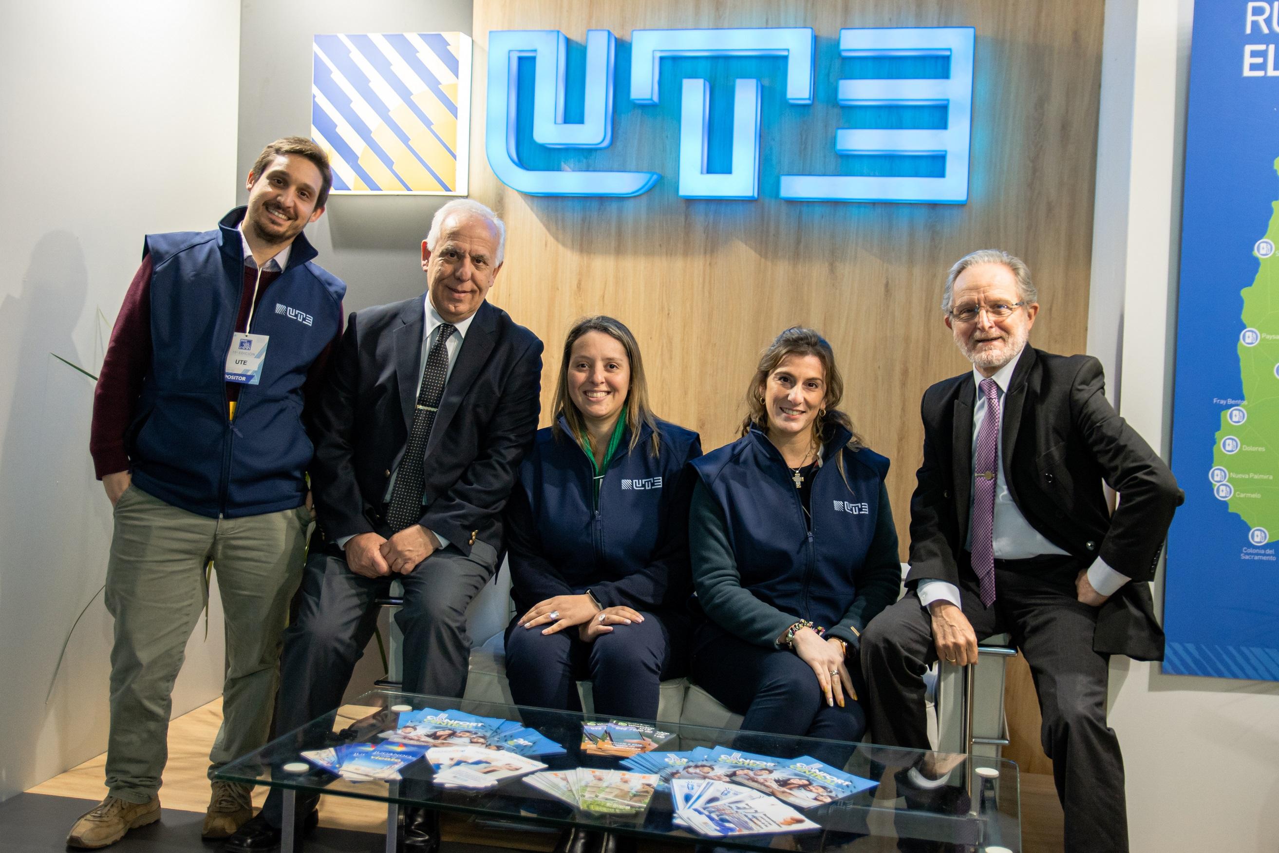 Director de UTE Enrique Pées Boz, Gerente de Comunicación Corporativa Ariel Ferragut, funcionarios a cargo del stand de UTE