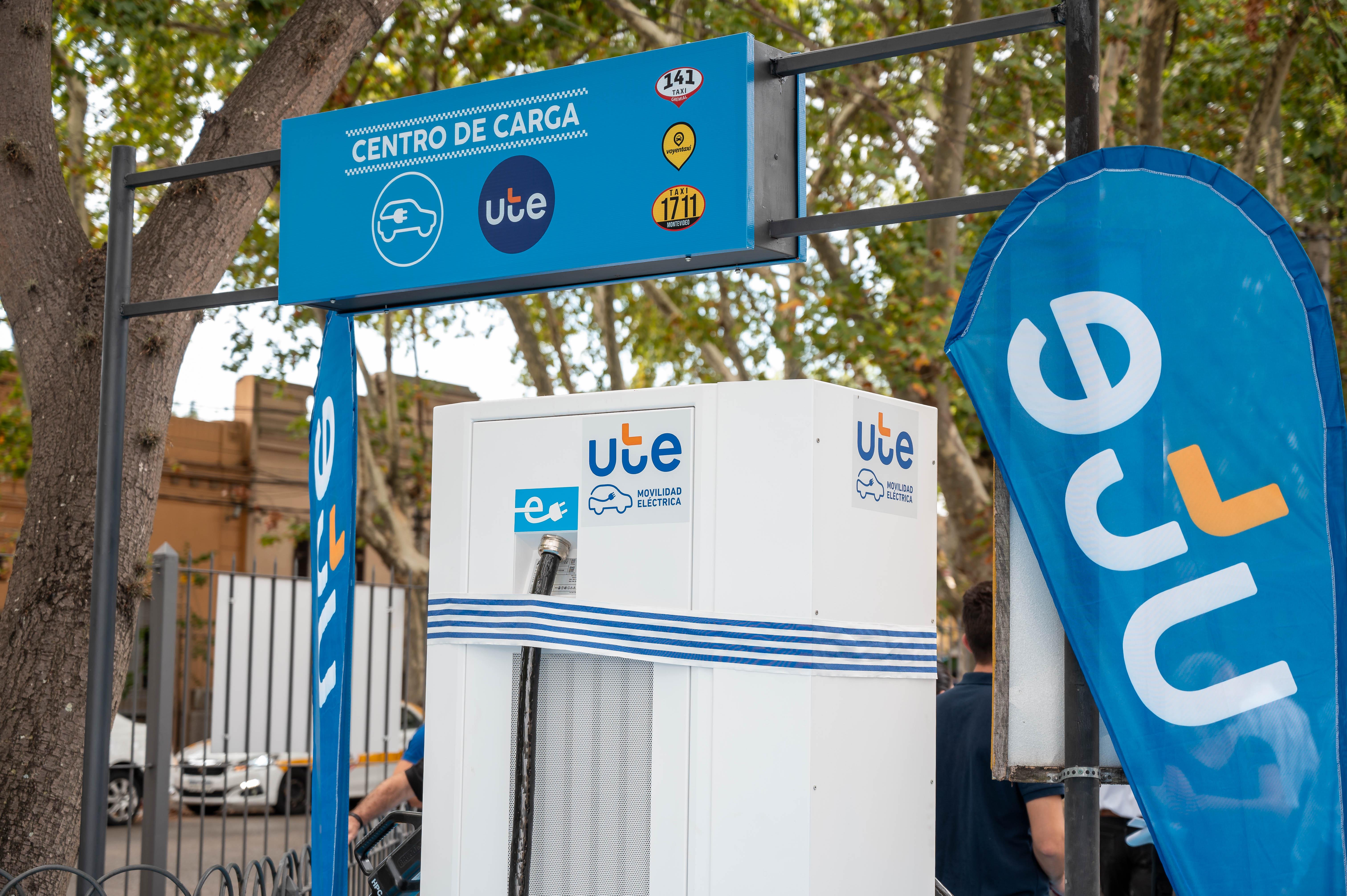 Un nuevo puesto de carga en la Gremial Única del Taxi marca el avance continuo de la Ruta Eléctrica de UTE