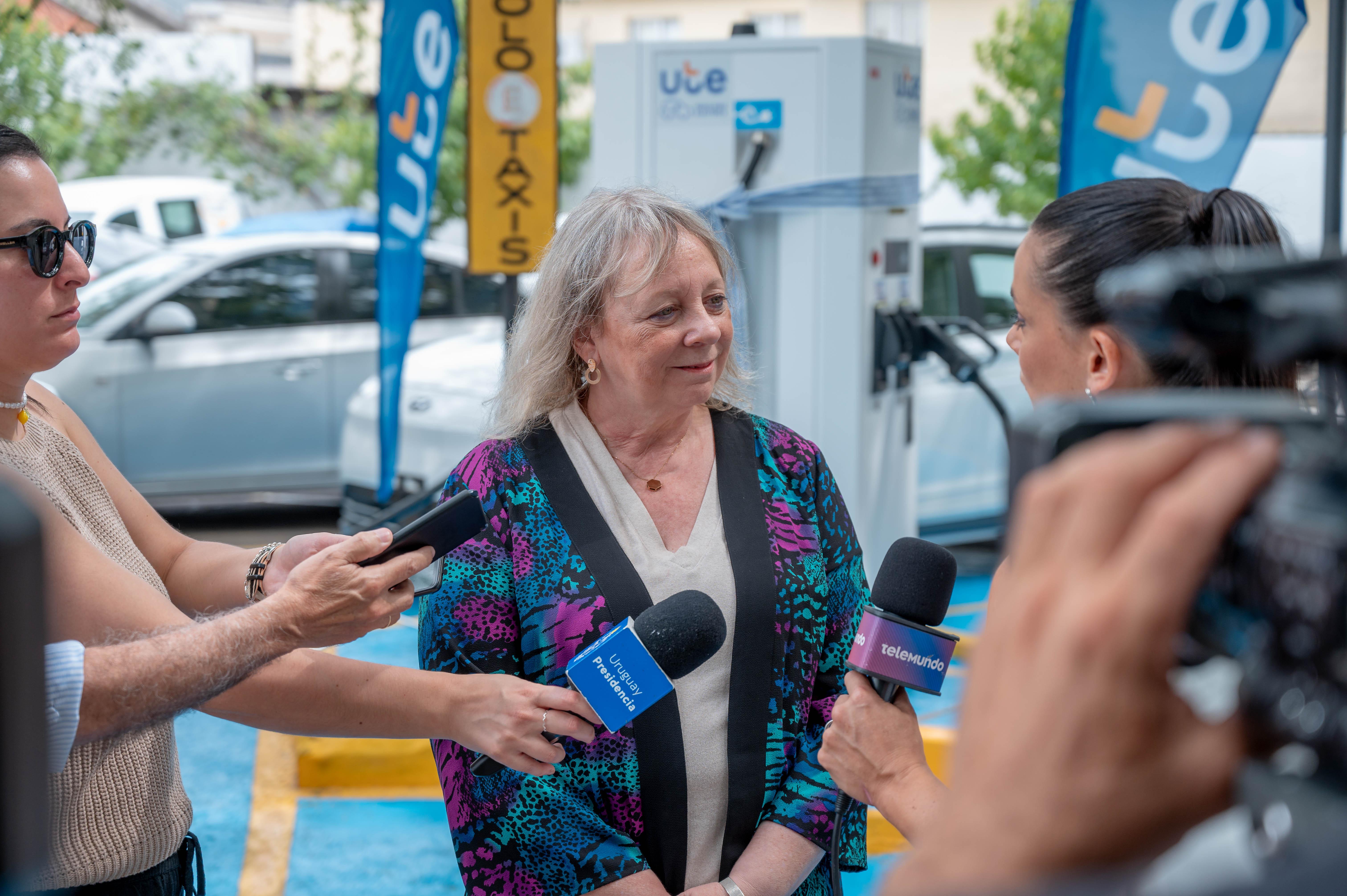 Un nuevo puesto de carga en la Gremial Única del Taxi marca el avance continuo de la Ruta Eléctrica de UTE