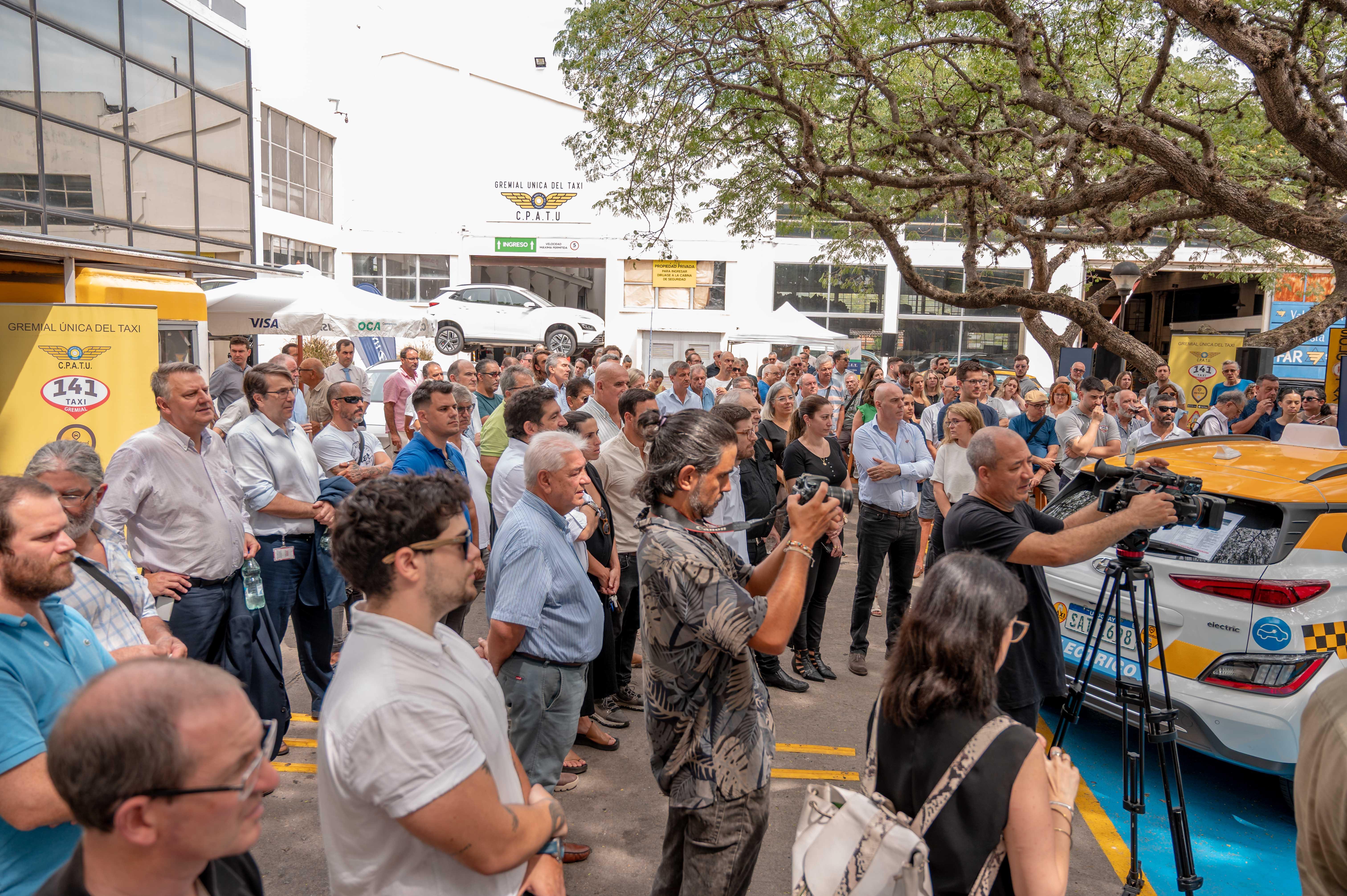 Un nuevo puesto de carga en la Gremial Única del Taxi marca el avance continuo de la Ruta Eléctrica de UTE