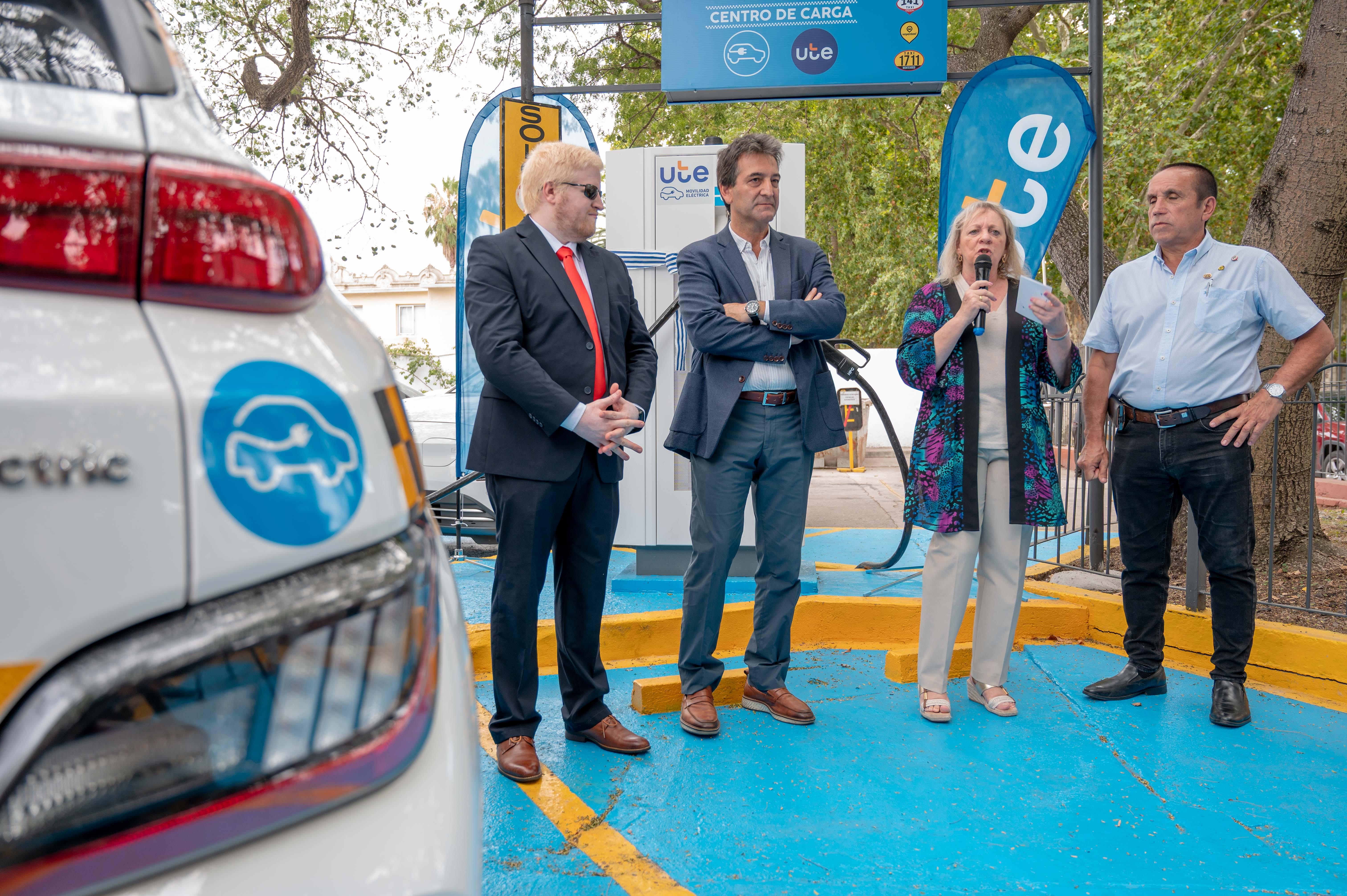 Un nuevo puesto de carga en la Gremial Única del Taxi marca el avance continuo de la Ruta Eléctrica de UTE