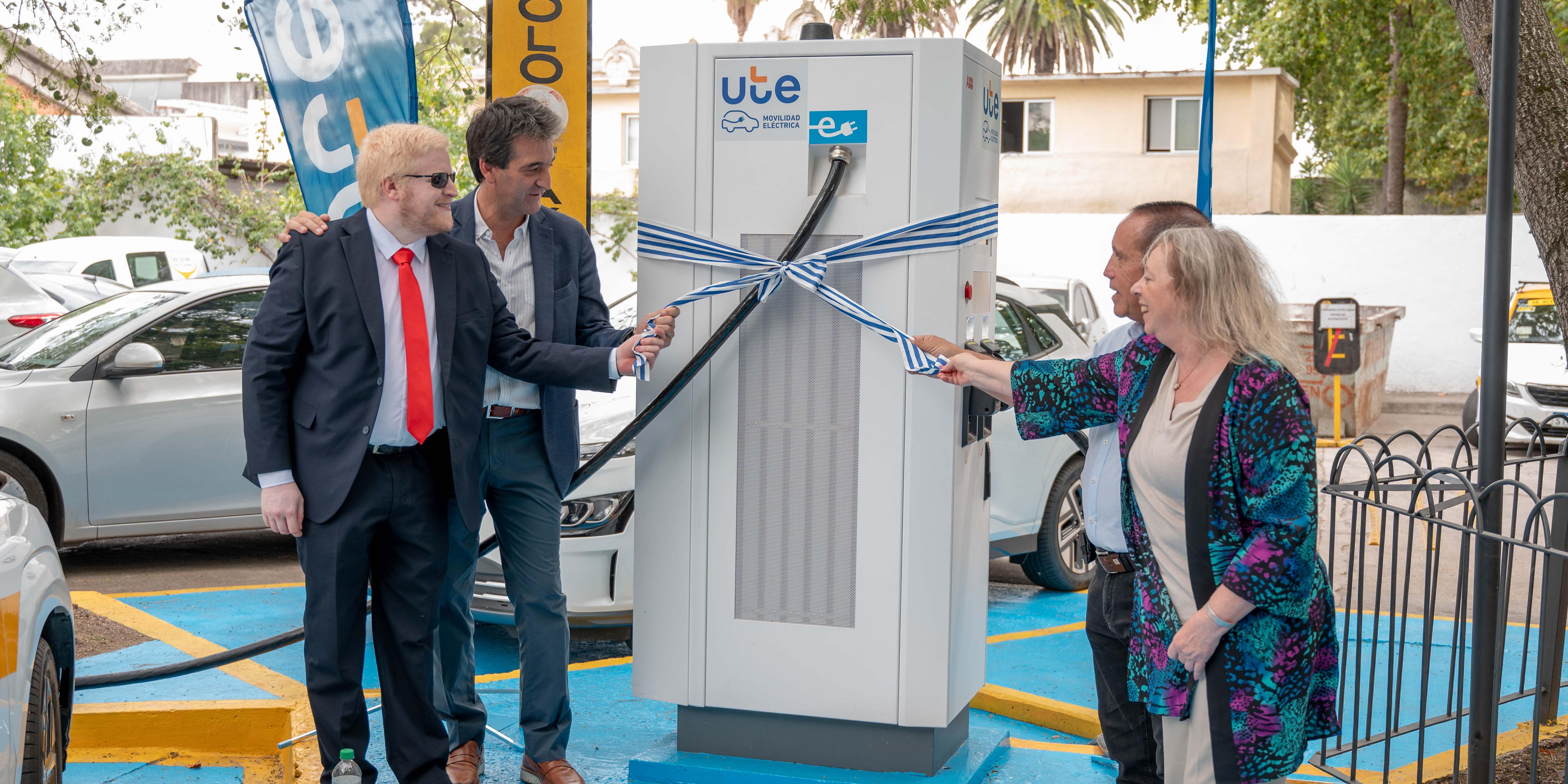 Un nuevo puesto de carga en la Gremial Única del Taxi marca el avance continuo de la Ruta Eléctrica de UTE