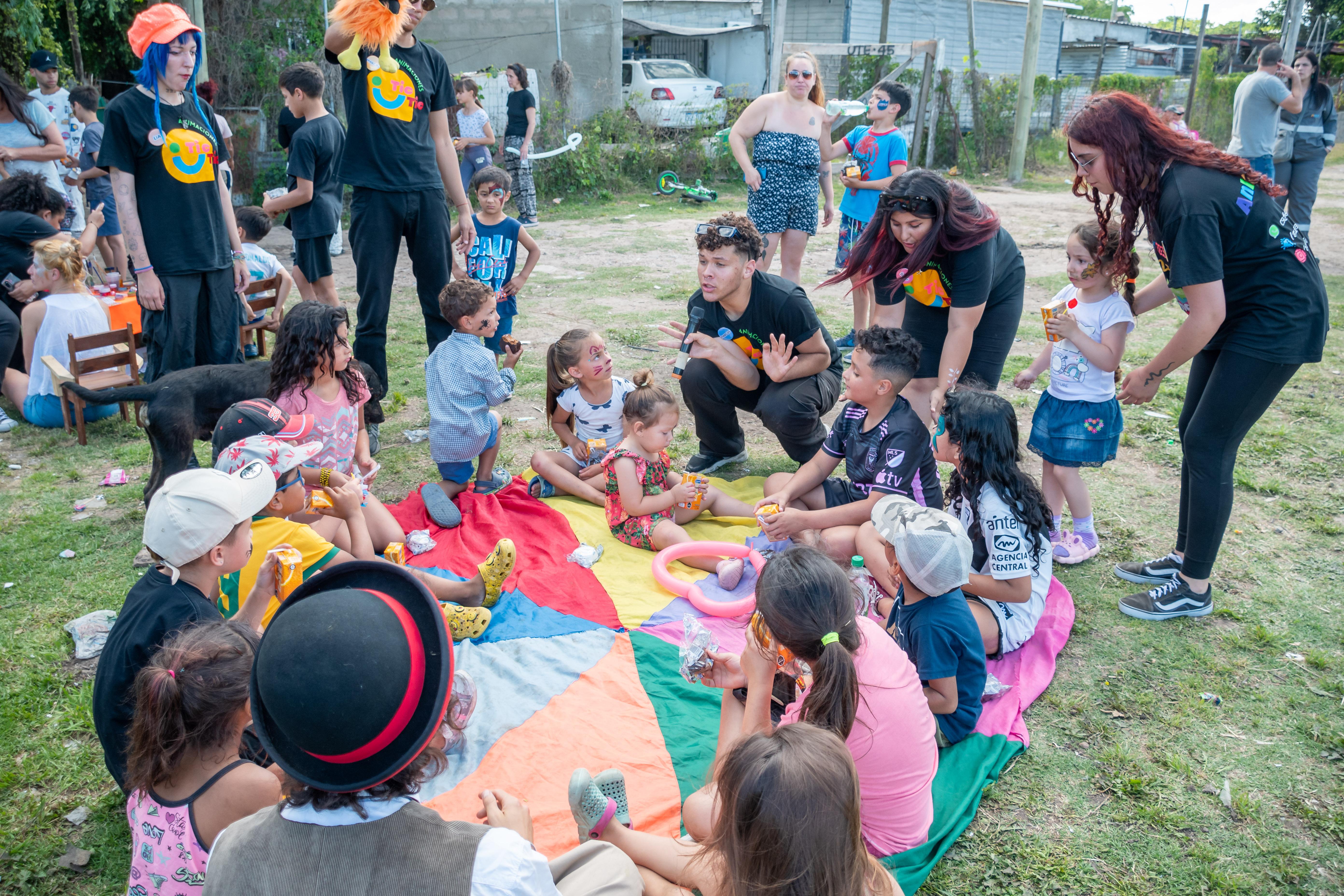 Inauguración de las obras de regularización del servicio eléctrico para 100 familias del Pasaje Suitex de Montevideo.