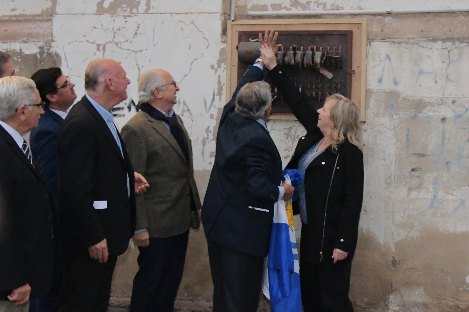 Celebración el 140° aniversario del encendido de la primera lámpara eléctrica en Uruguay. Este hecho histórico ocurrió en el año 1883, en Fray Bentos cuando funcionaba la LEMCO (Liebig´s Extract of Meat Company), luego Frigorífico Anglo del Uruguay.