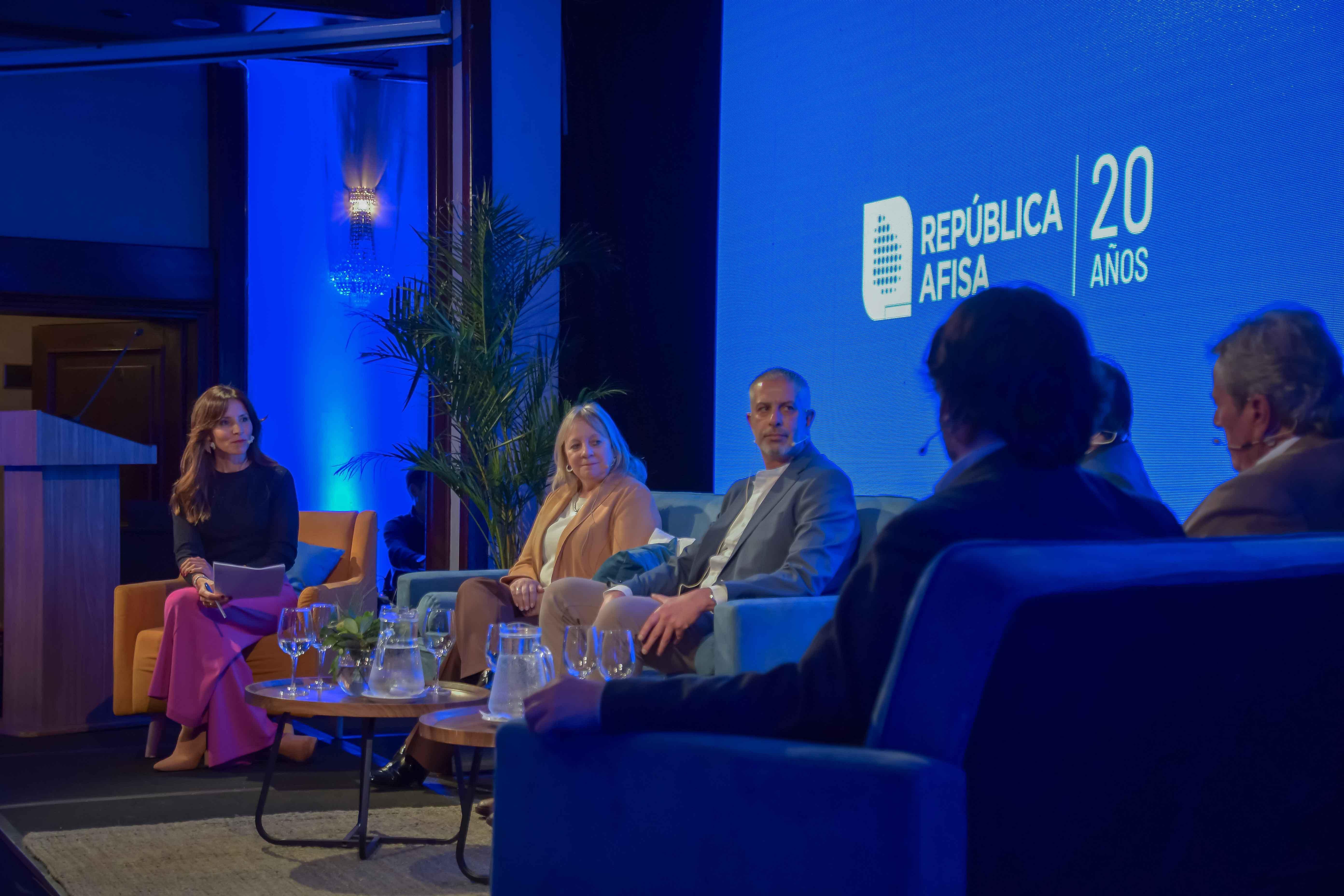 En el marco de los 20 años de trayectoria de República AFISA, la presidenta de UTE Silvia Emaldi participó junto a otras autoridades del gobierno y representantes departamentales del “Panel Fideicomisos”. 