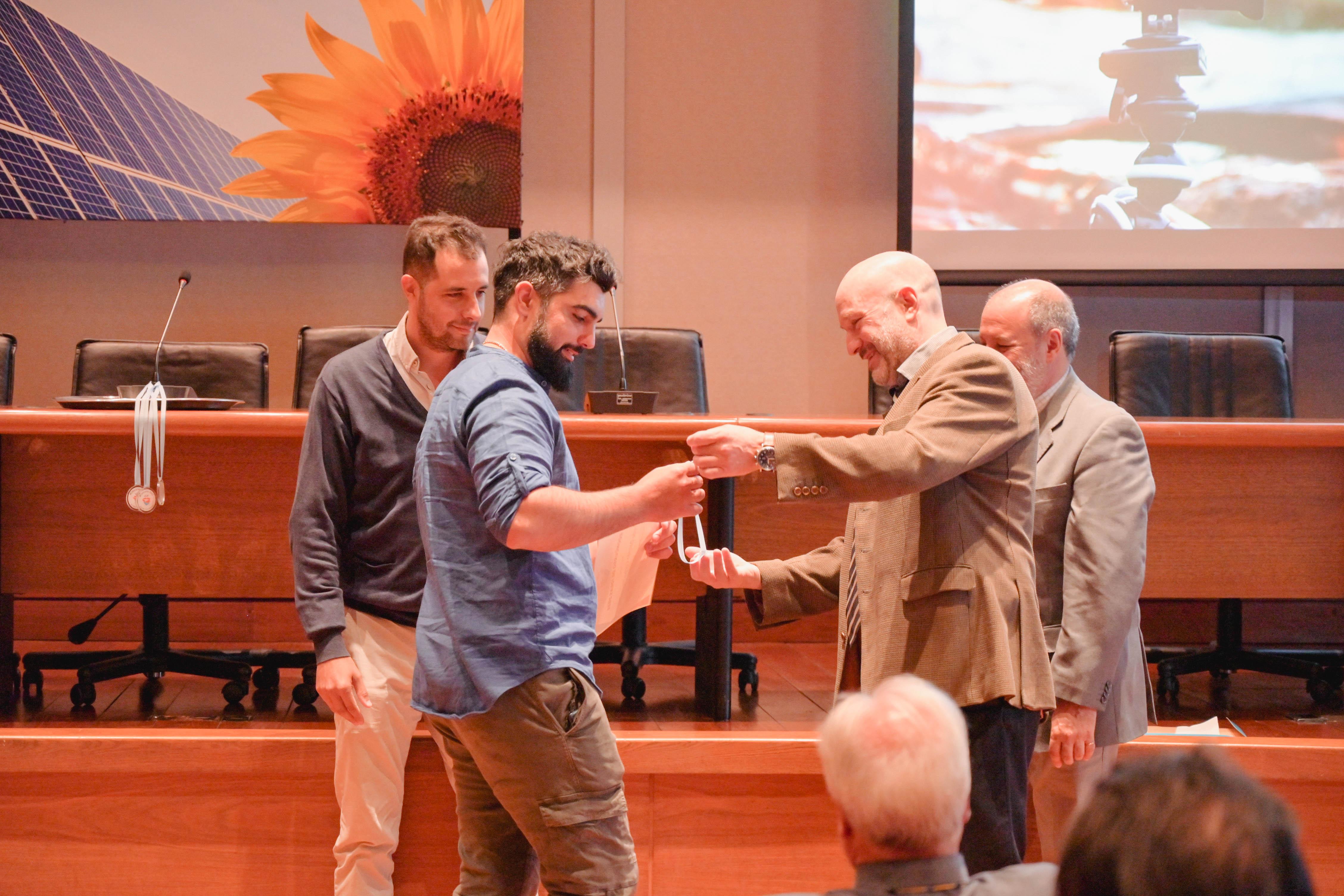 Entrega de medalla y diploma al ganador del Concurso