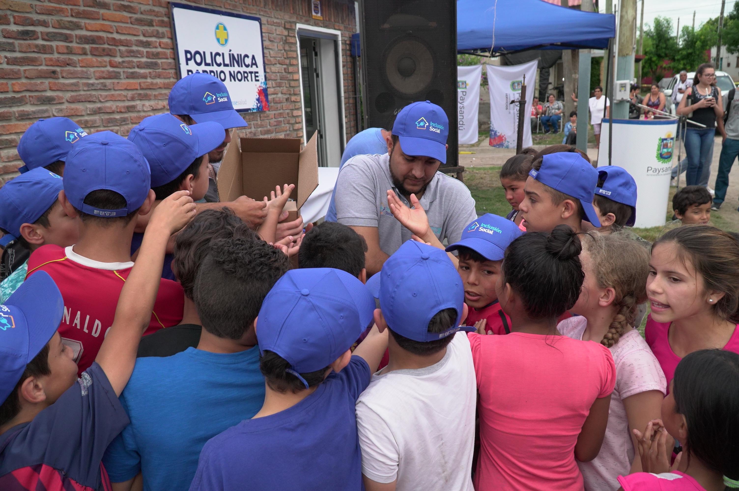 Los niños participaron activamente de la inauguración de la energía eléctrica en su barrio