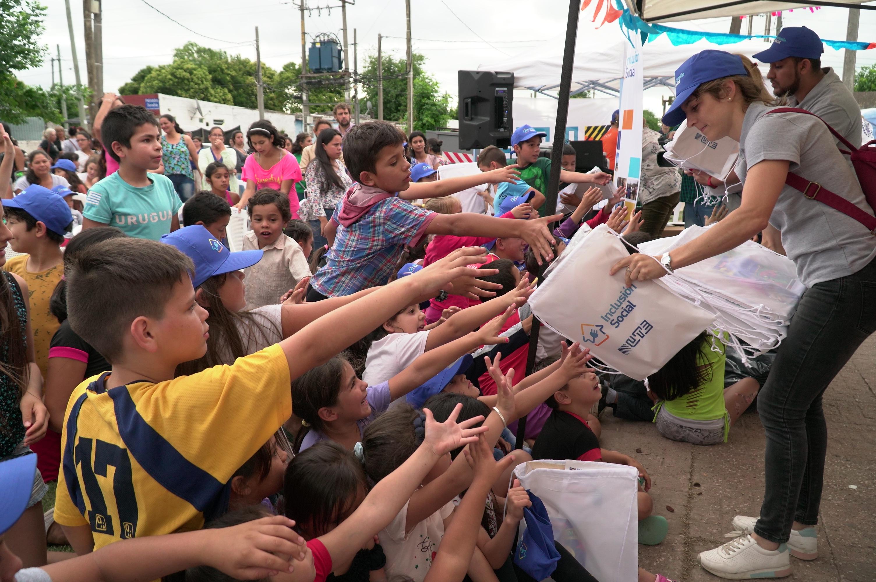 Los niños participaron activamente de la inauguración de la energía eléctrica en su barrio