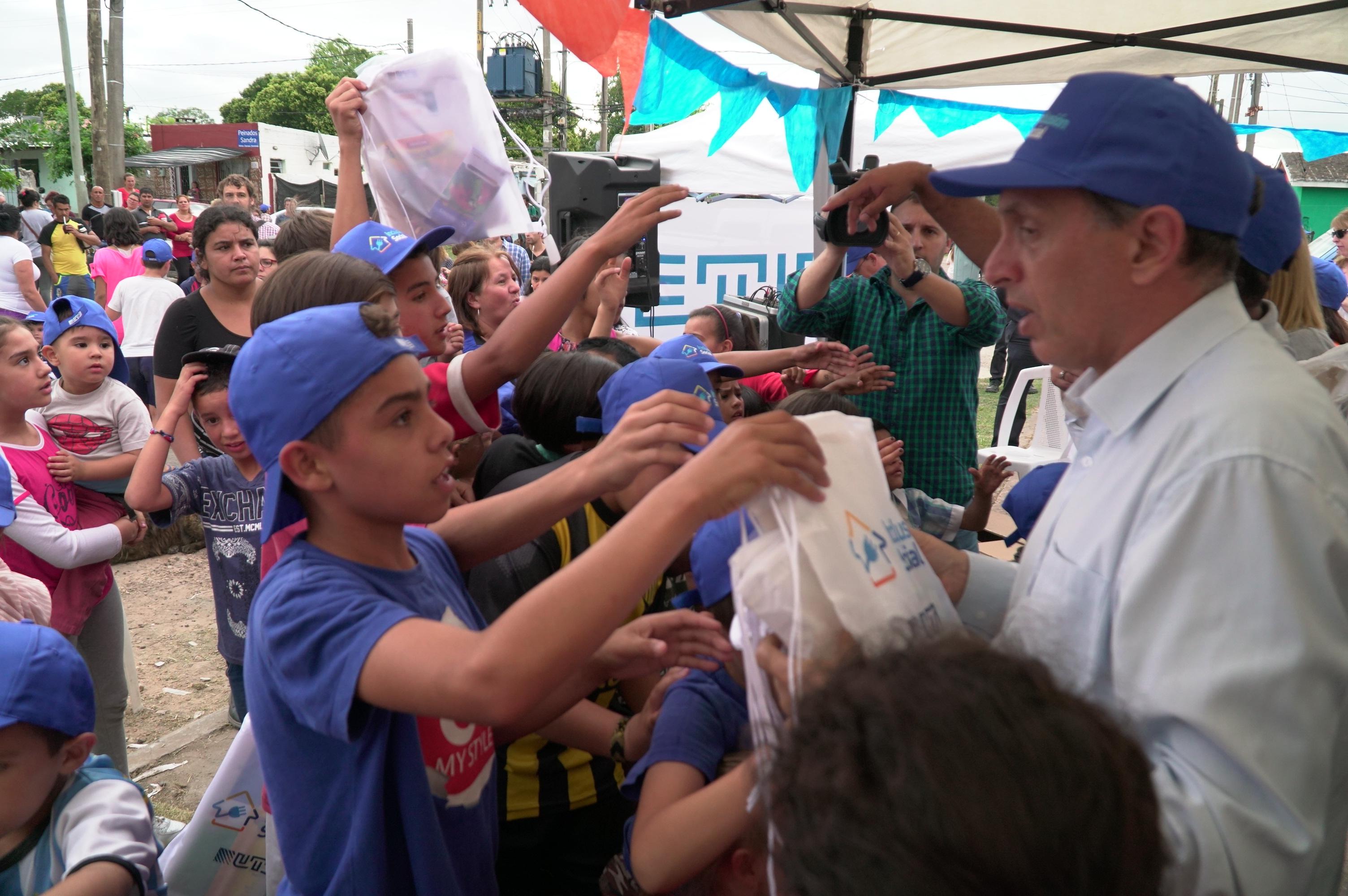 Los niños con el presidente de UTE