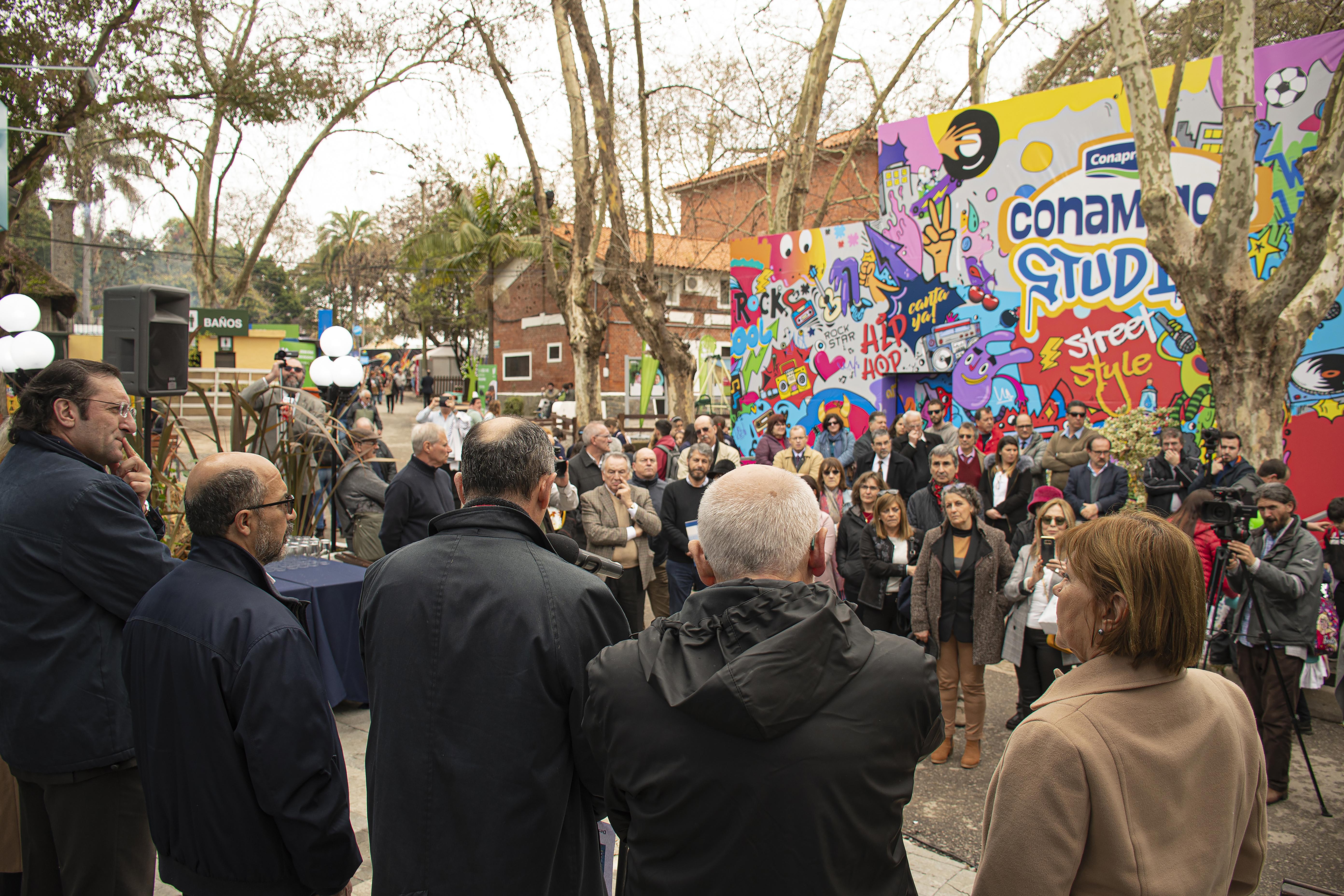 Numeroso público participó de la inauguración del stand