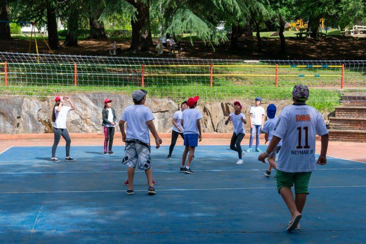 En cancha juegan los niños