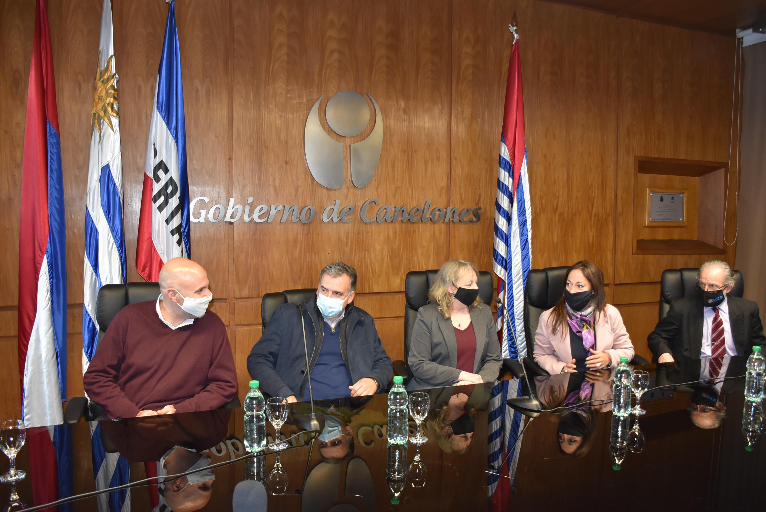 Autoridades de UTE e Intendencia de Canelones en la firma de los acuerdos