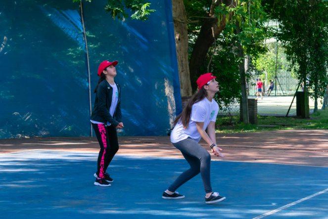 Los niños y los juegos en cancha