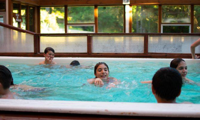 Los niños y la piscina