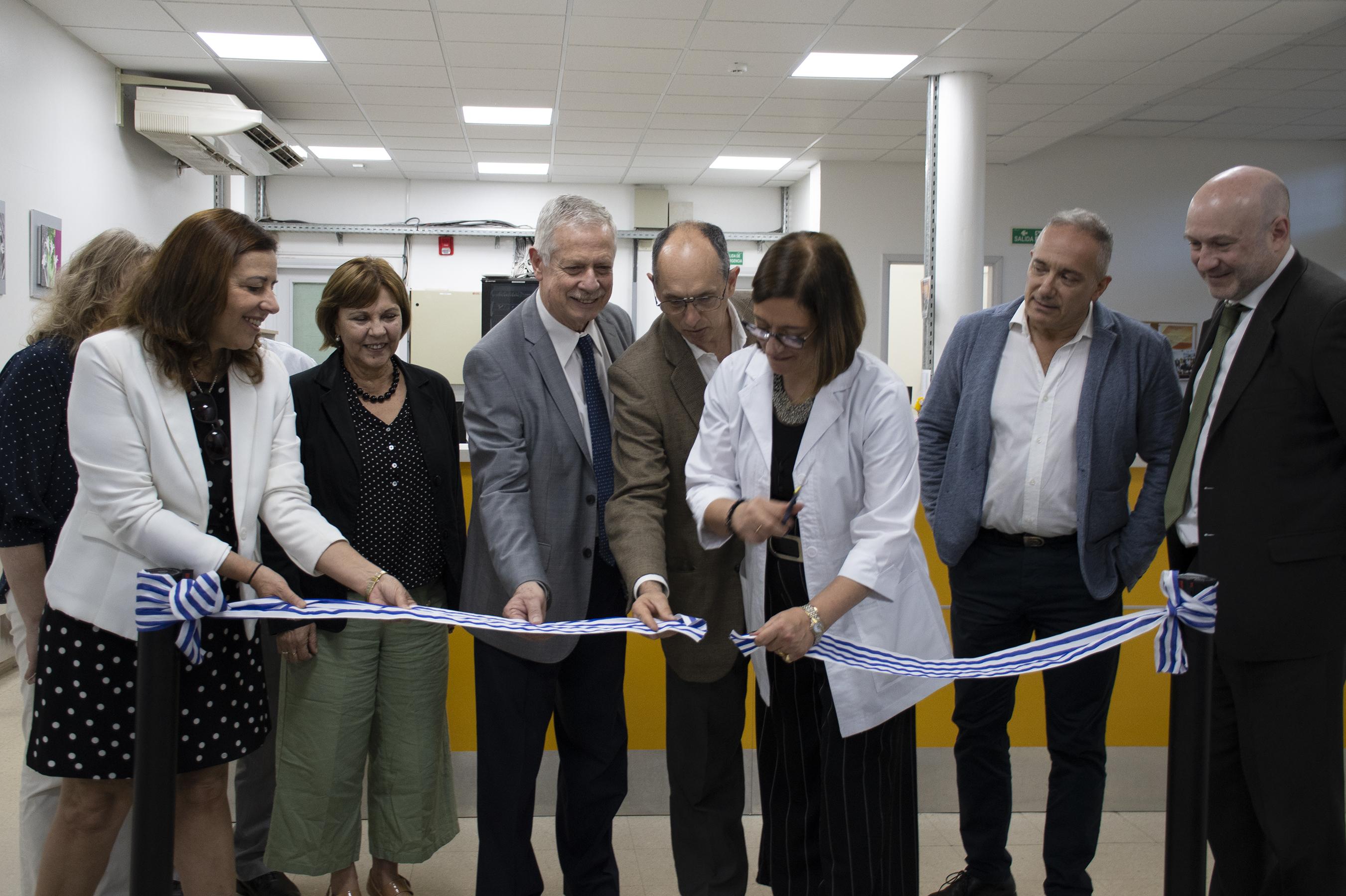 Corte de cinta por inauguración a las mejoras de infraestructuras realizadas.