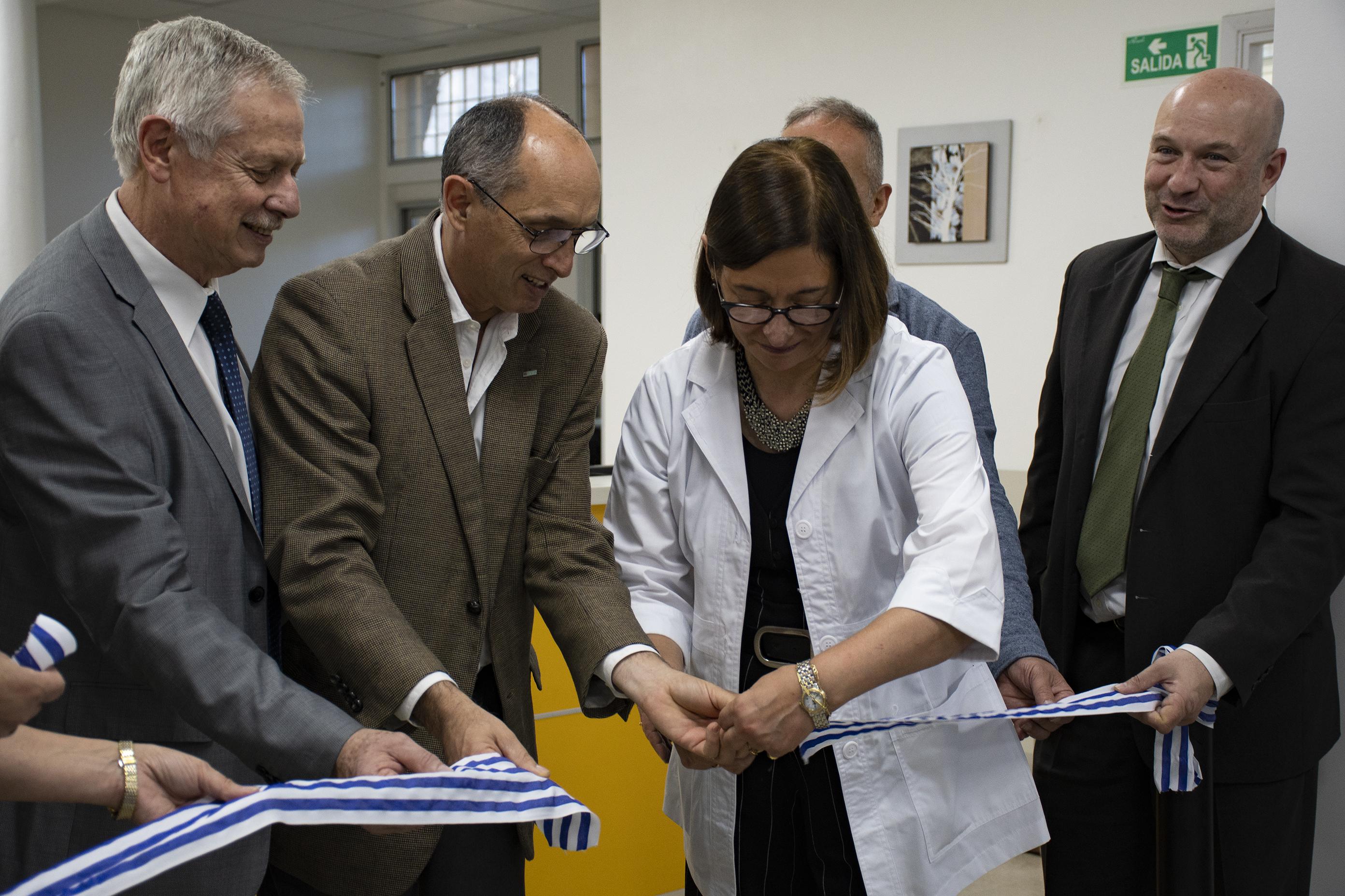 Corte de cinta por inauguración a las mejoras de infraestructuras realizadas.