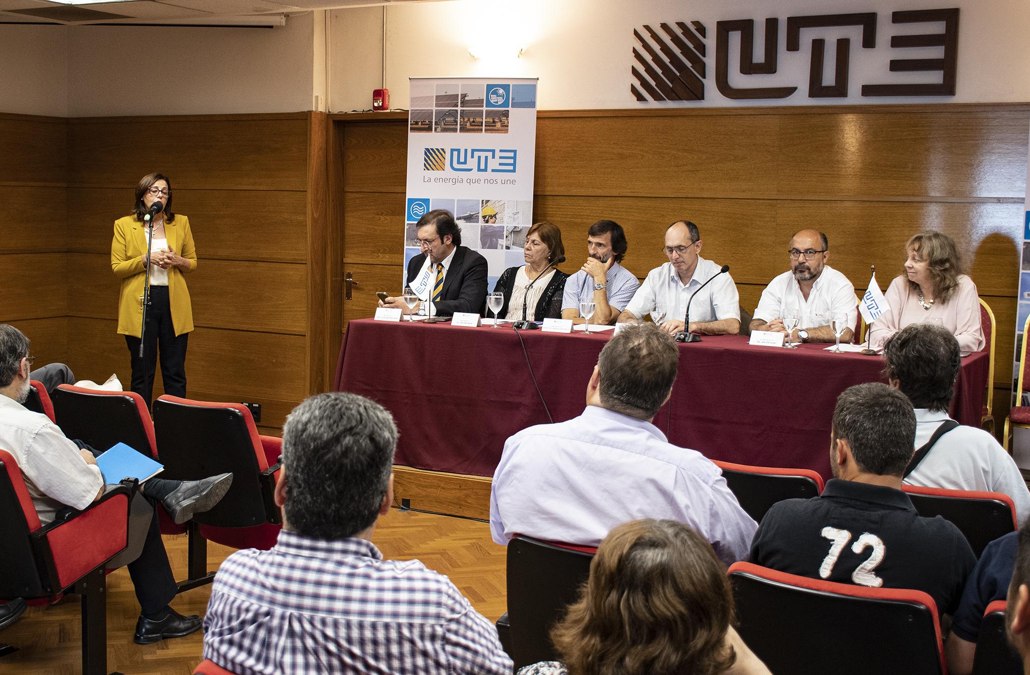 Cra. Liliana Rodriguez, gerente de HUM haciendo uso de la palabra junto a la mesa de autoridades.