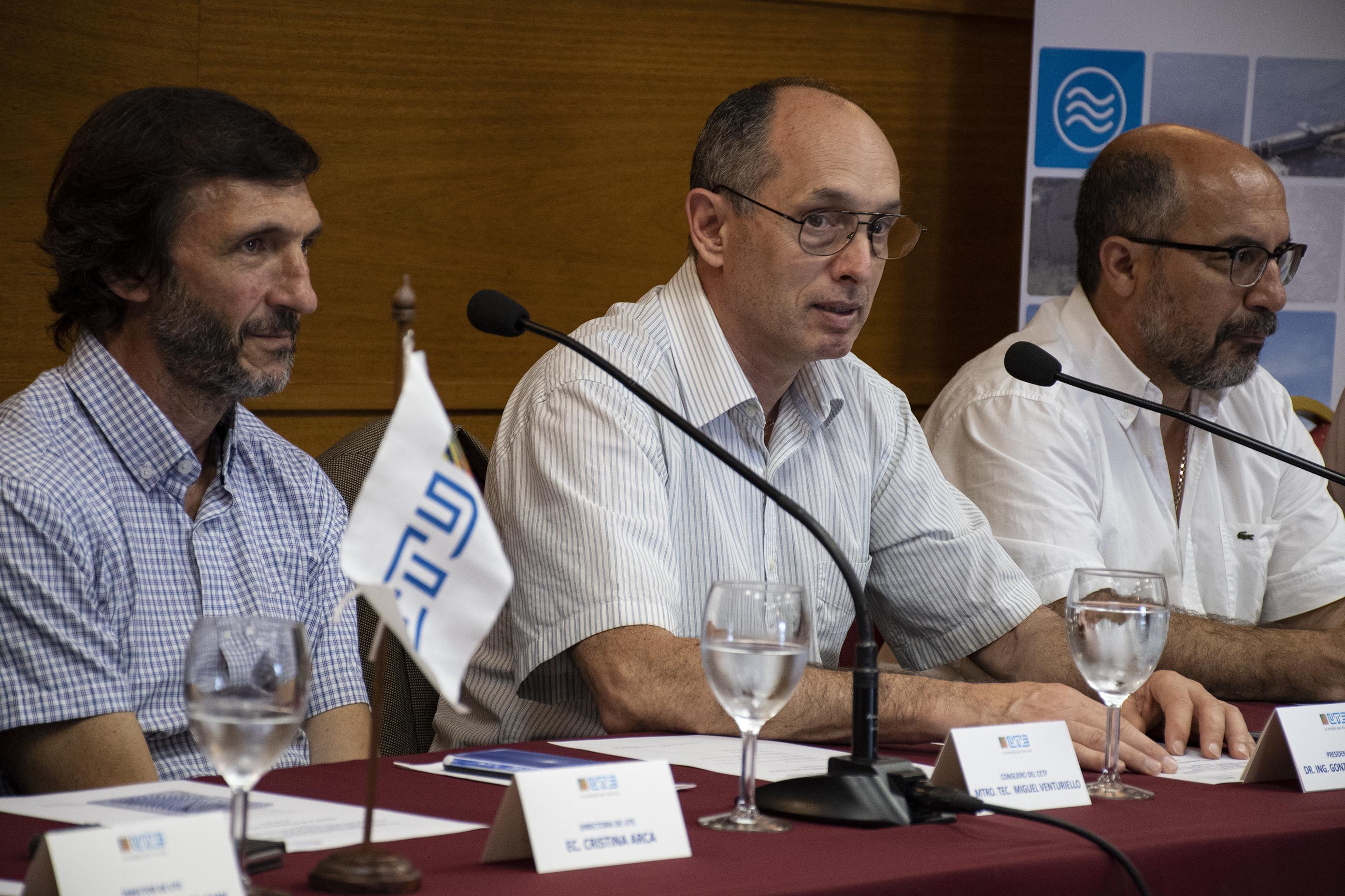 Presidente de UTE haciendo uso de la palabra en la entrega de diplomas de programa Trayectos