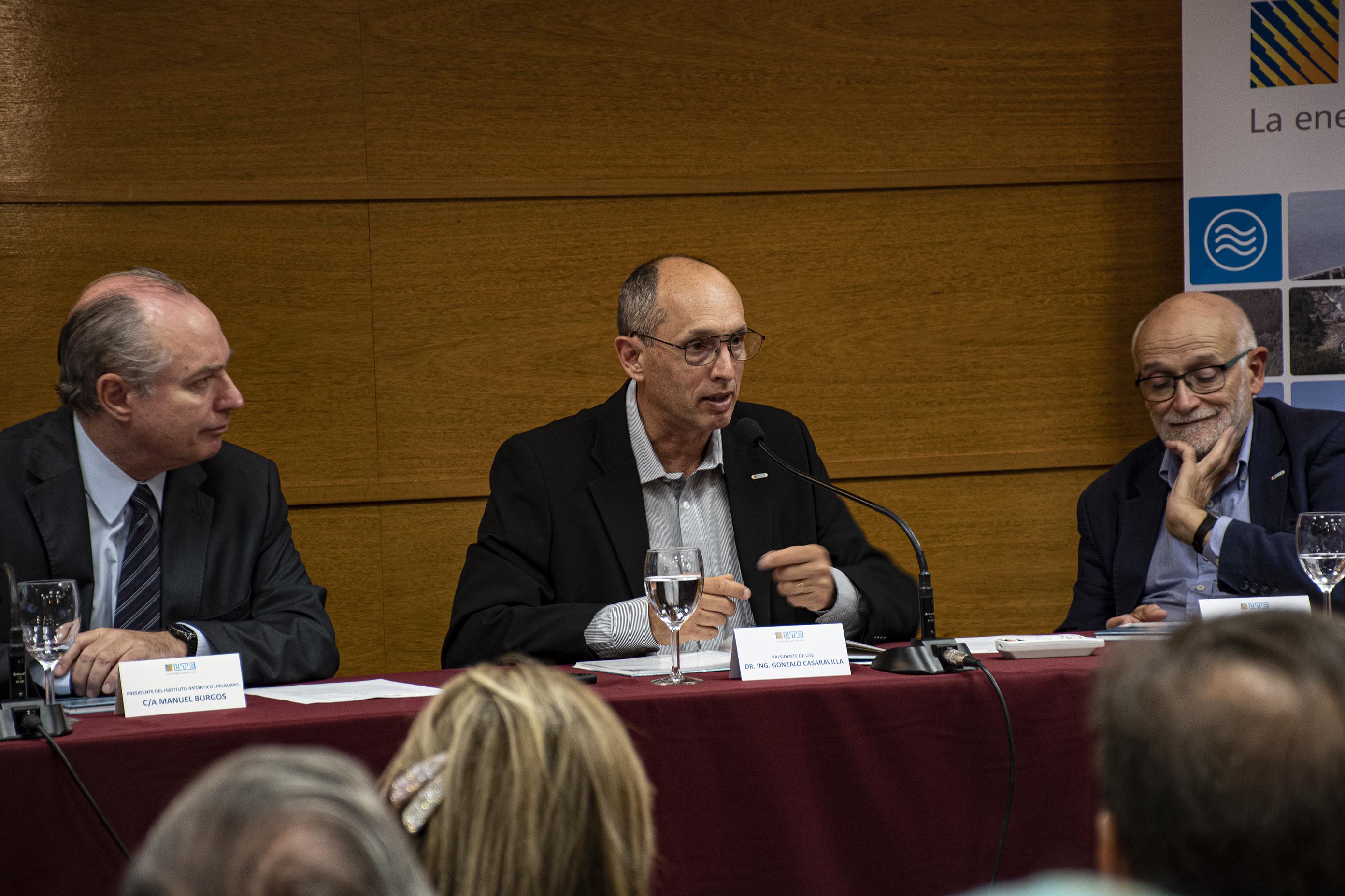 Presidente de UTE Dr. Ing. Gonzalo Casaravilla durante la presentación.