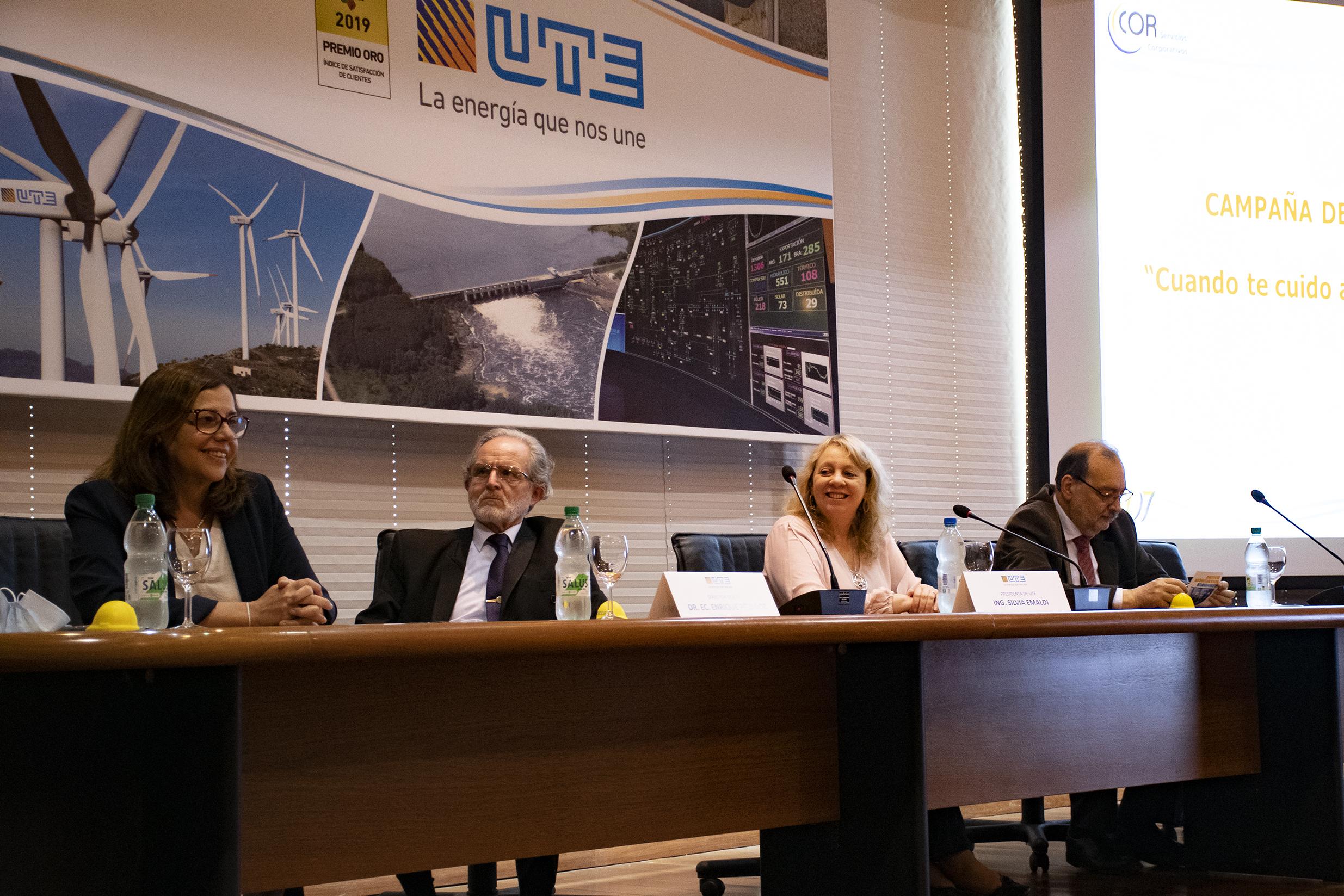 Autoridades de UTE presentes: gerente de Gestión Humana, Liliana Rodríguez; director Enrique Pées Boz; presidente Silvia Emaldi; gerente general Héctor González Bruno 