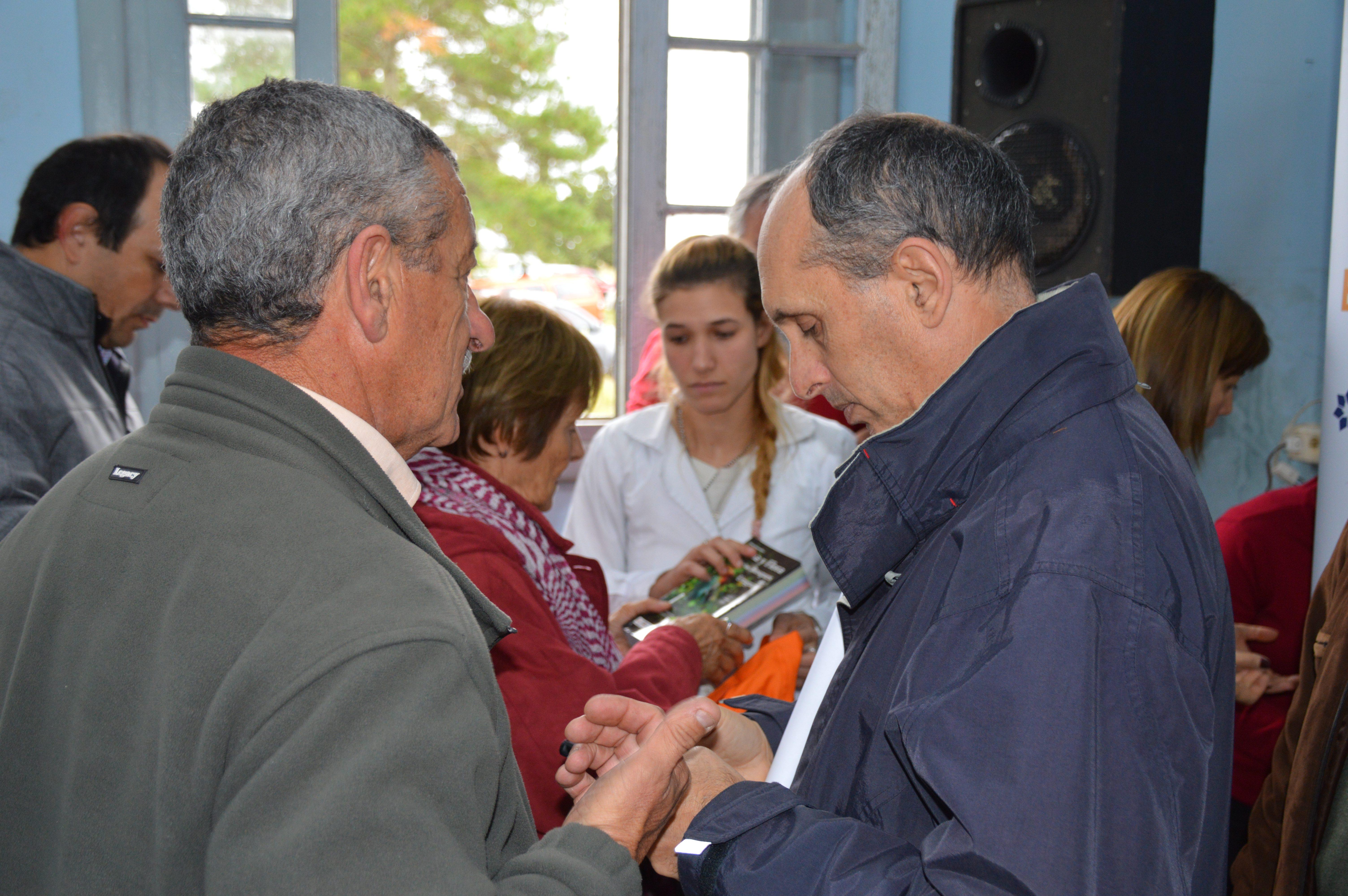 Presidente de UTE con los vecinos