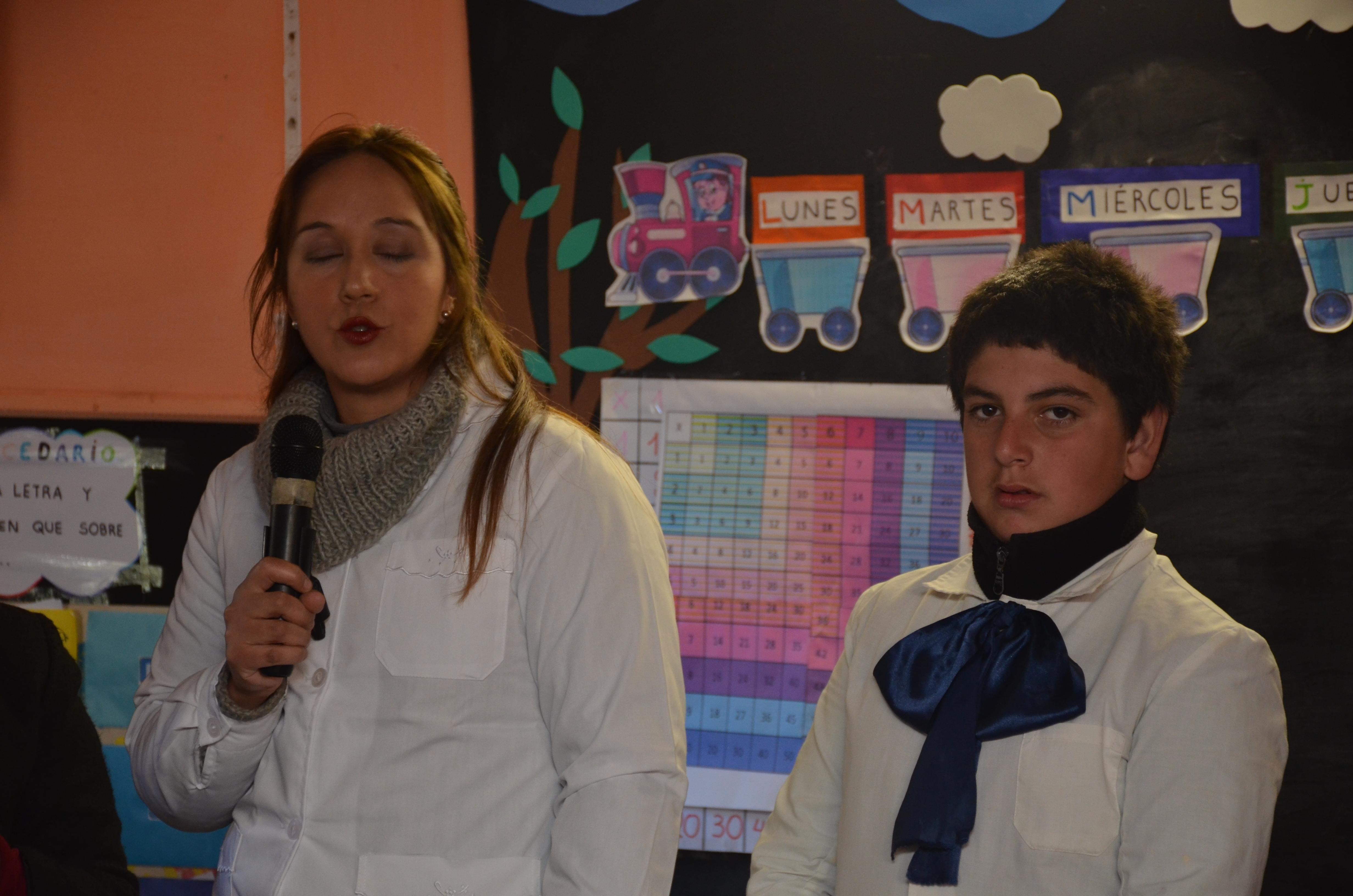 Maestra Magalí Fernández y uno de sus dos alumnos