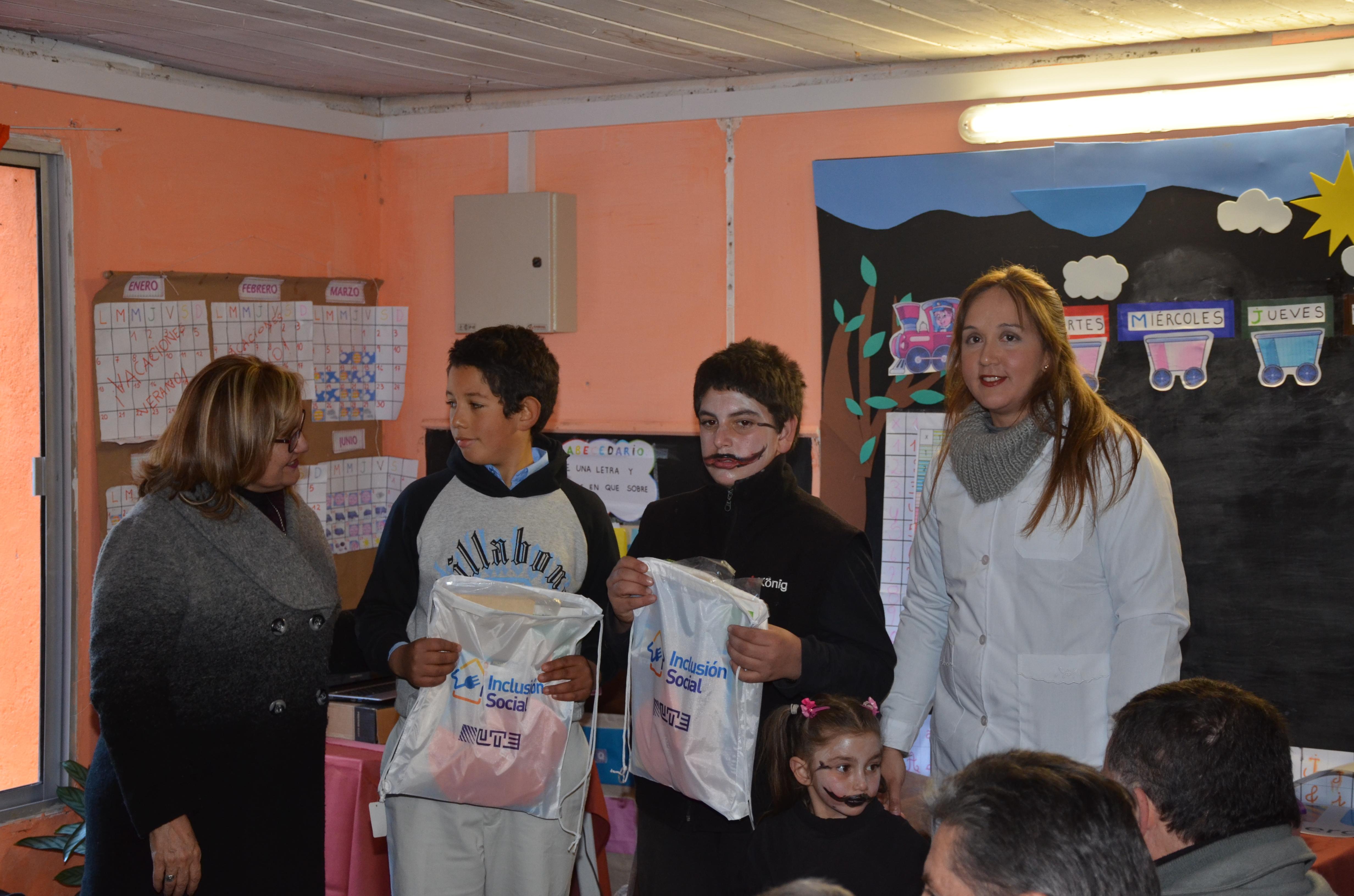 Maestra y alumunos de la Escuela Rural N° 78