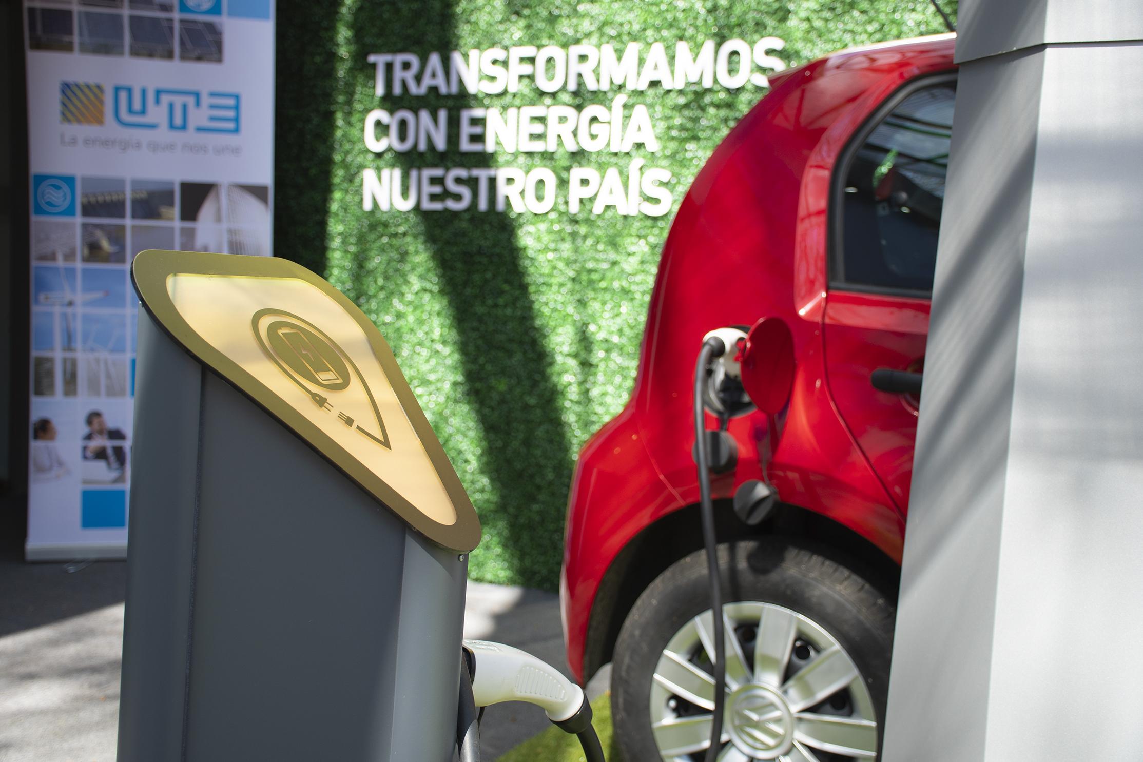 Exhibición de un vehículo eléctrico con el cargador de batería