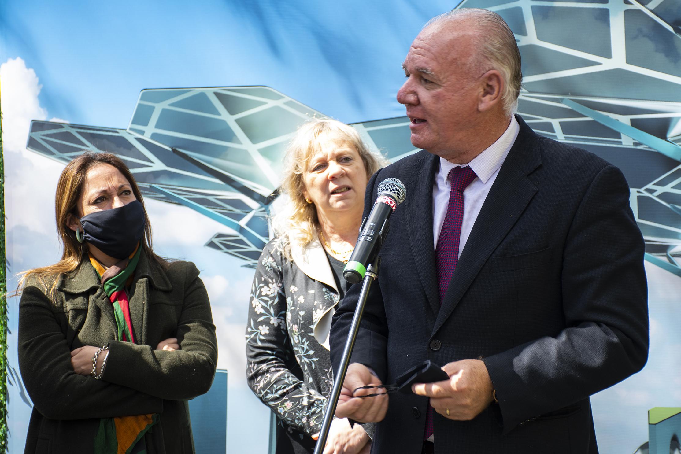 Verri haciendo uso de la palabra en la inauguración del stand