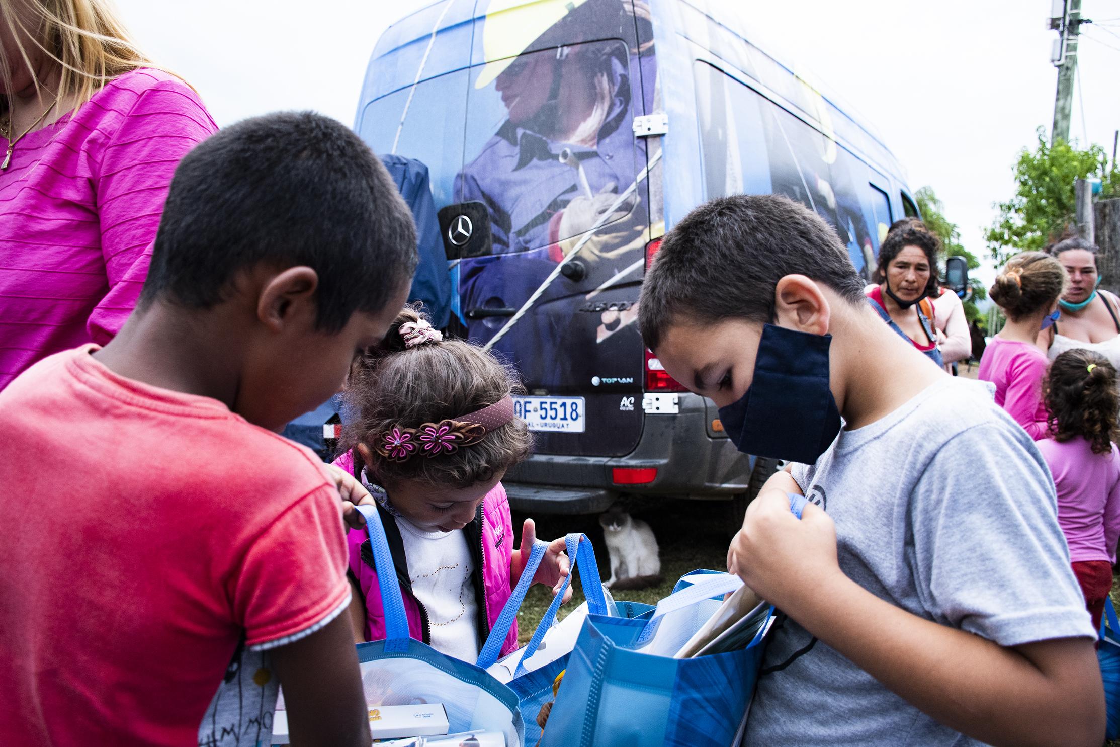 Niños del barrio La Colina en el departamento de Rivera